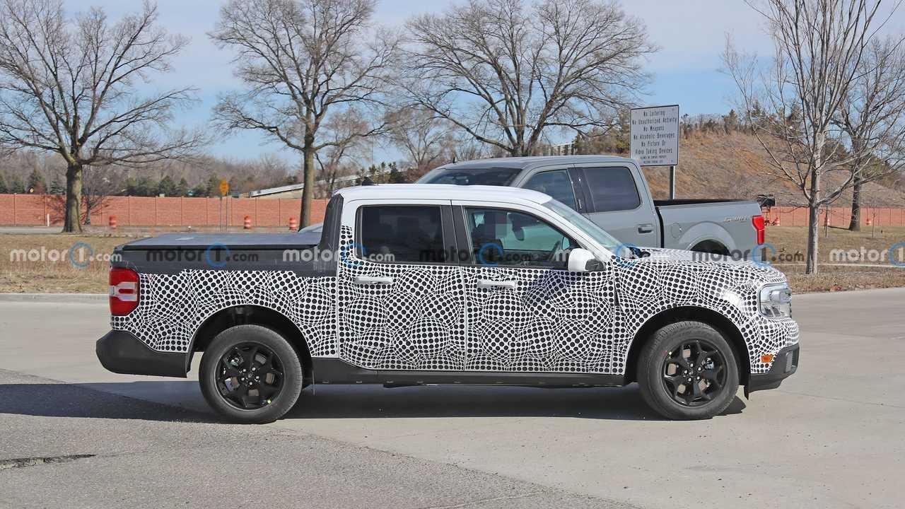 Ford Maverick Additional Photos: Ford Maverick New Grille and Wheels Option Caught Testing in Public image7