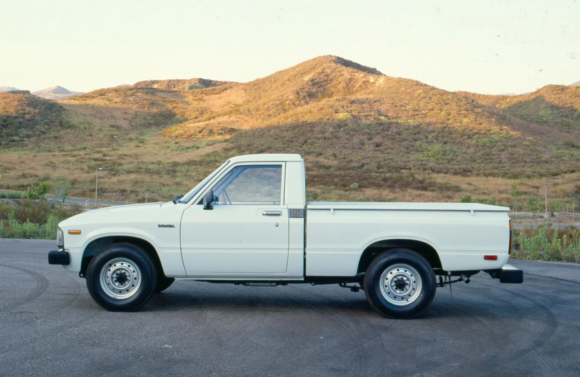 Ford Maverick Two Door Single Cab 1983_Toyota_Truck_011