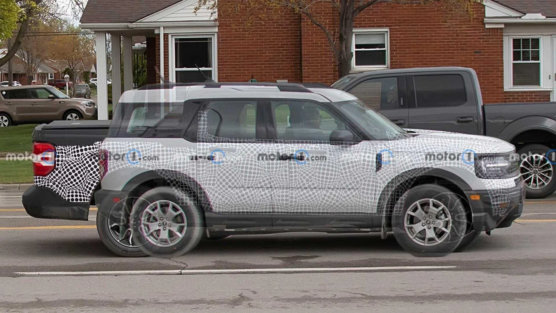 Ford Maverick Ford Maverick Spied Testing With Bronco Sport - Size Comparison 34431577[1]