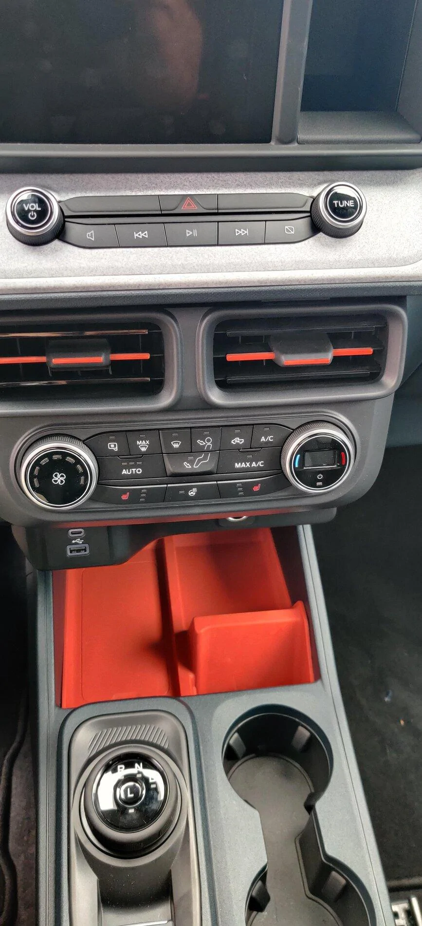 Ford Maverick Chicago Pics: 2022 Maverick Interior, Underhood / Engine, Rear Sliding Window, 4x4 Studs, Spare Tire, Undercarriage, Trailer Brake Controller Interior Pics Maverick XLT Hybrid Interior Pics  3