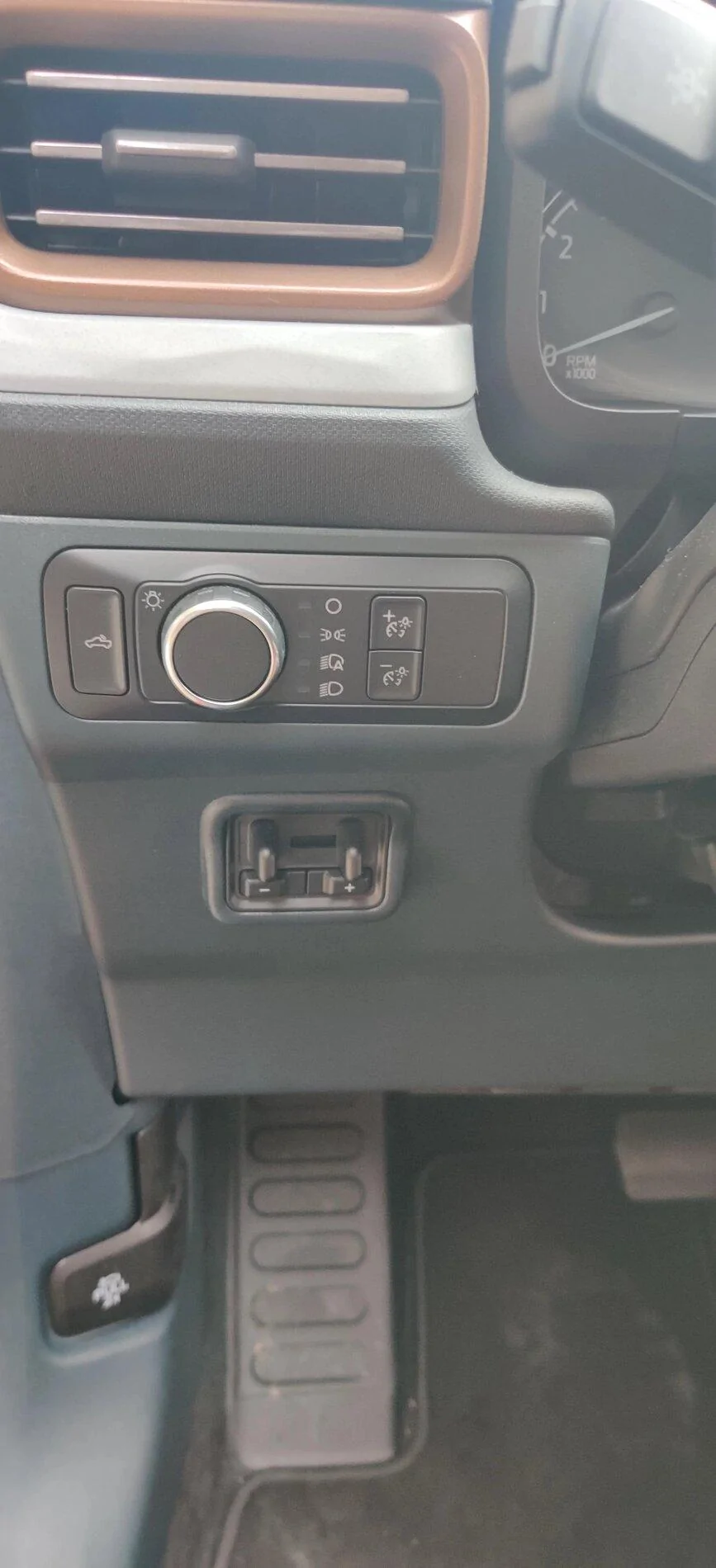 Ford Maverick Chicago Pics: 2022 Maverick Interior, Underhood / Engine, Rear Sliding Window, 4x4 Studs, Spare Tire, Undercarriage, Trailer Brake Controller 2022 Maverick Lariat Interior Pics 1