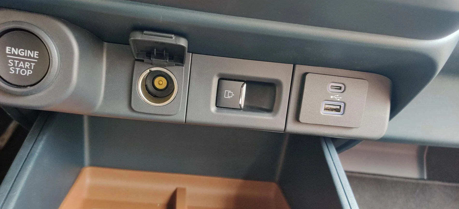 Ford Maverick Chicago Pics: 2022 Maverick Interior, Underhood / Engine, Rear Sliding Window, 4x4 Studs, Spare Tire, Undercarriage, Trailer Brake Controller 2022 Maverick Lariat Interior Pics 3