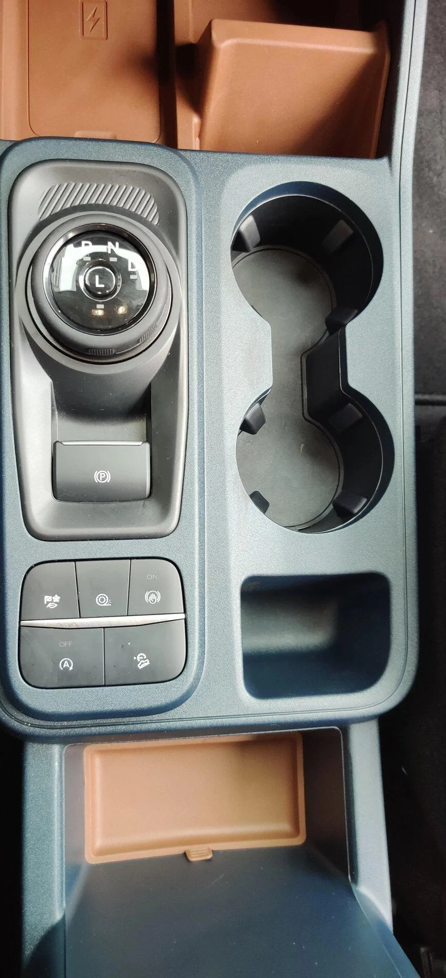 Ford Maverick Chicago Pics: 2022 Maverick Interior, Underhood / Engine, Rear Sliding Window, 4x4 Studs, Spare Tire, Undercarriage, Trailer Brake Controller 2022 Maverick Lariat Interior Pics 4