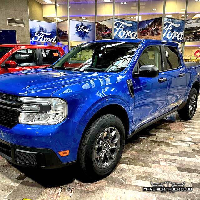 Ford Maverick First Real Life Pics of Velocity Blue Maverick XLT and Maverick Lariat FX4 With Black Wheels Velocity Blue 2022 Maverick XLT Picku