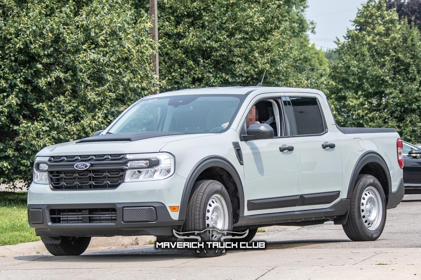 Ford Maverick 2022 Maverick Spied With New Accessories (Black Trims, Hood Bulge / Scoop, Wheel Arches, Window Air Deflectors) 📸 2021-maverick-spied-accessories-black-trim-deflectors-1