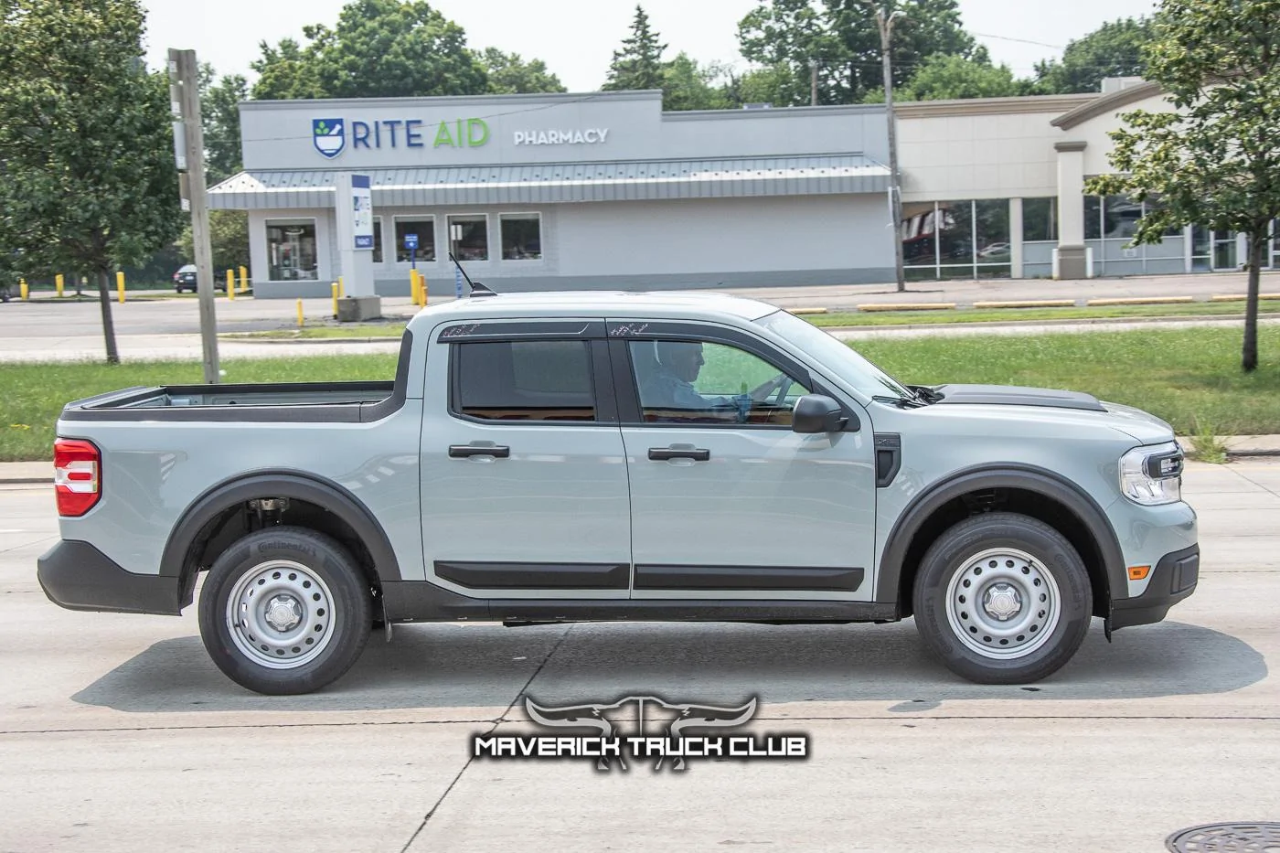 Ford Maverick 2022 Maverick Spied With New Accessories (Black Trims, Hood Bulge / Scoop, Wheel Arches, Window Air Deflectors) 📸 2021-maverick-spied-accessories-black-trim-deflectors-8