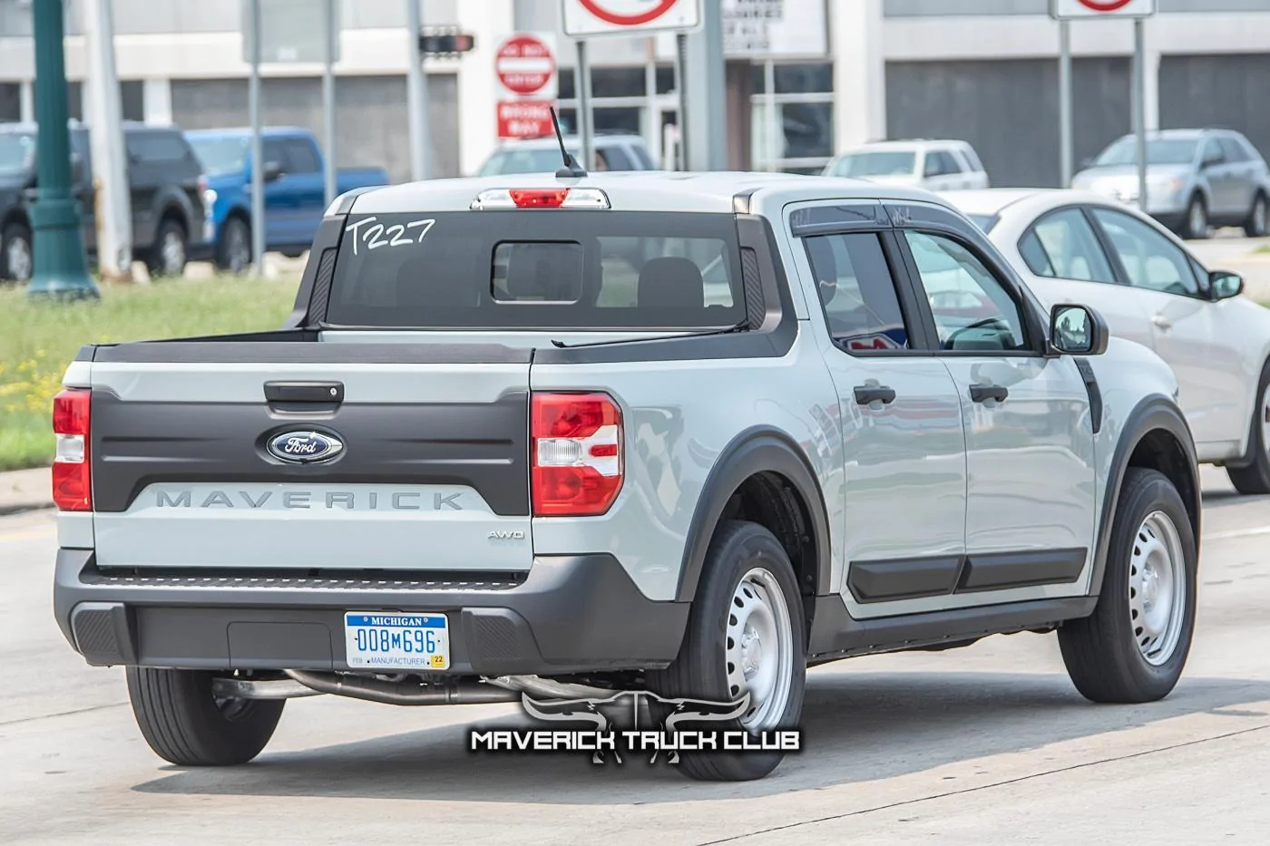 Ford Maverick 2022 Maverick Spied With New Accessories (Black Trims, Hood Bulge / Scoop, Wheel Arches, Window Air Deflectors) 📸 2021-maverick-spied-accessories-black-trim-deflectors-12