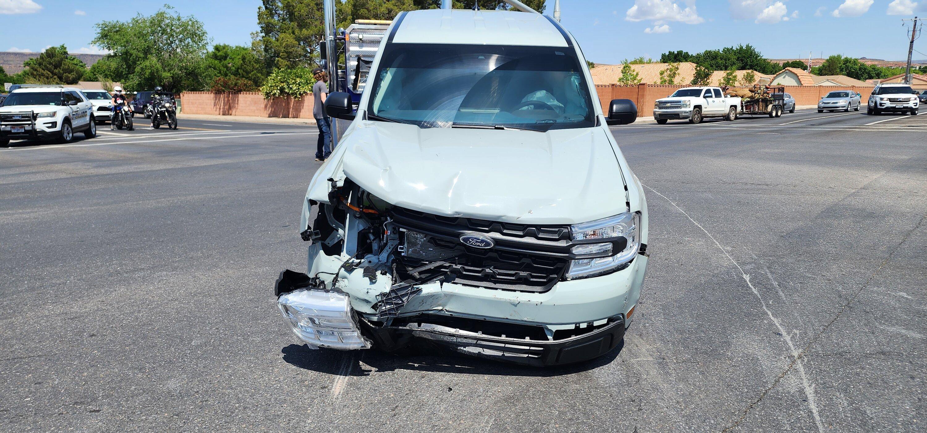 Ford Maverick Maverick down, I repeat MAVERICK XL HYBRID DOWN! ($15k in airbags, $15k in body and paint damage repair) 20230519_120213