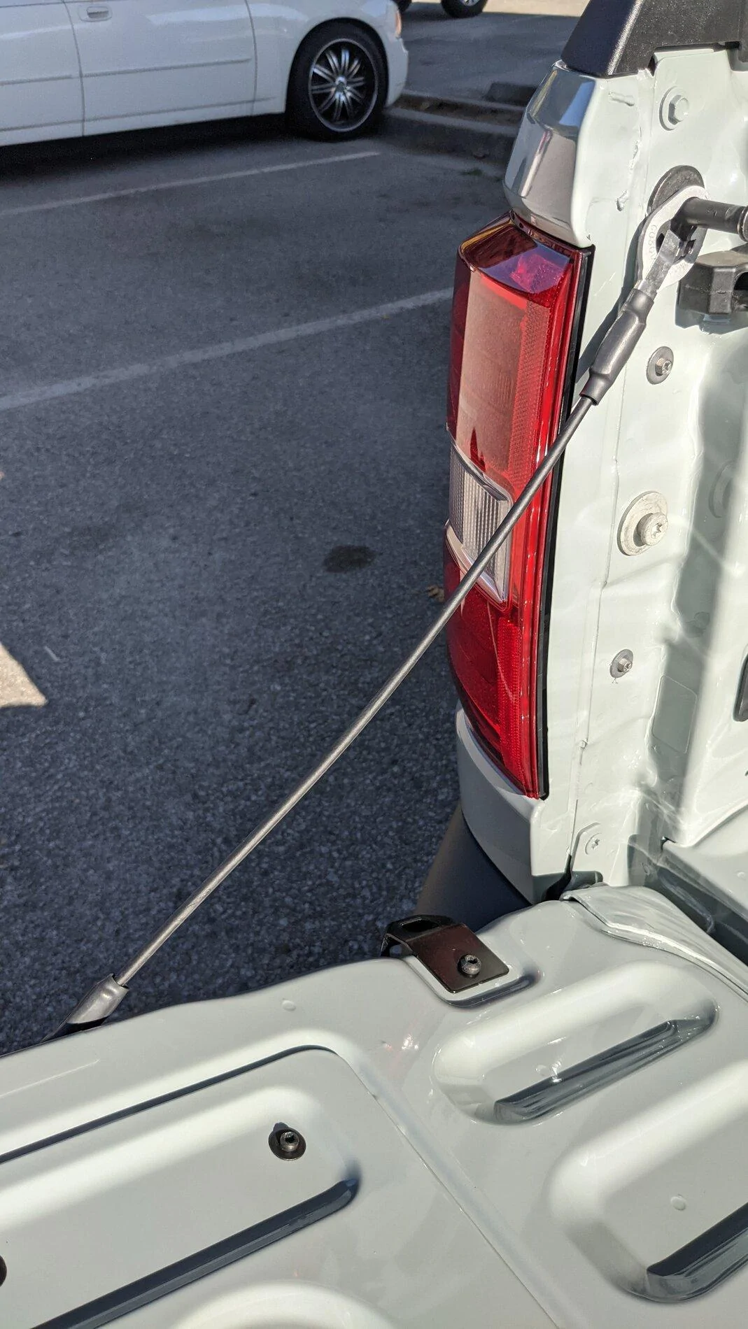 Ford Maverick Uneven tailgate cables PXL_20211014_230229145.MP