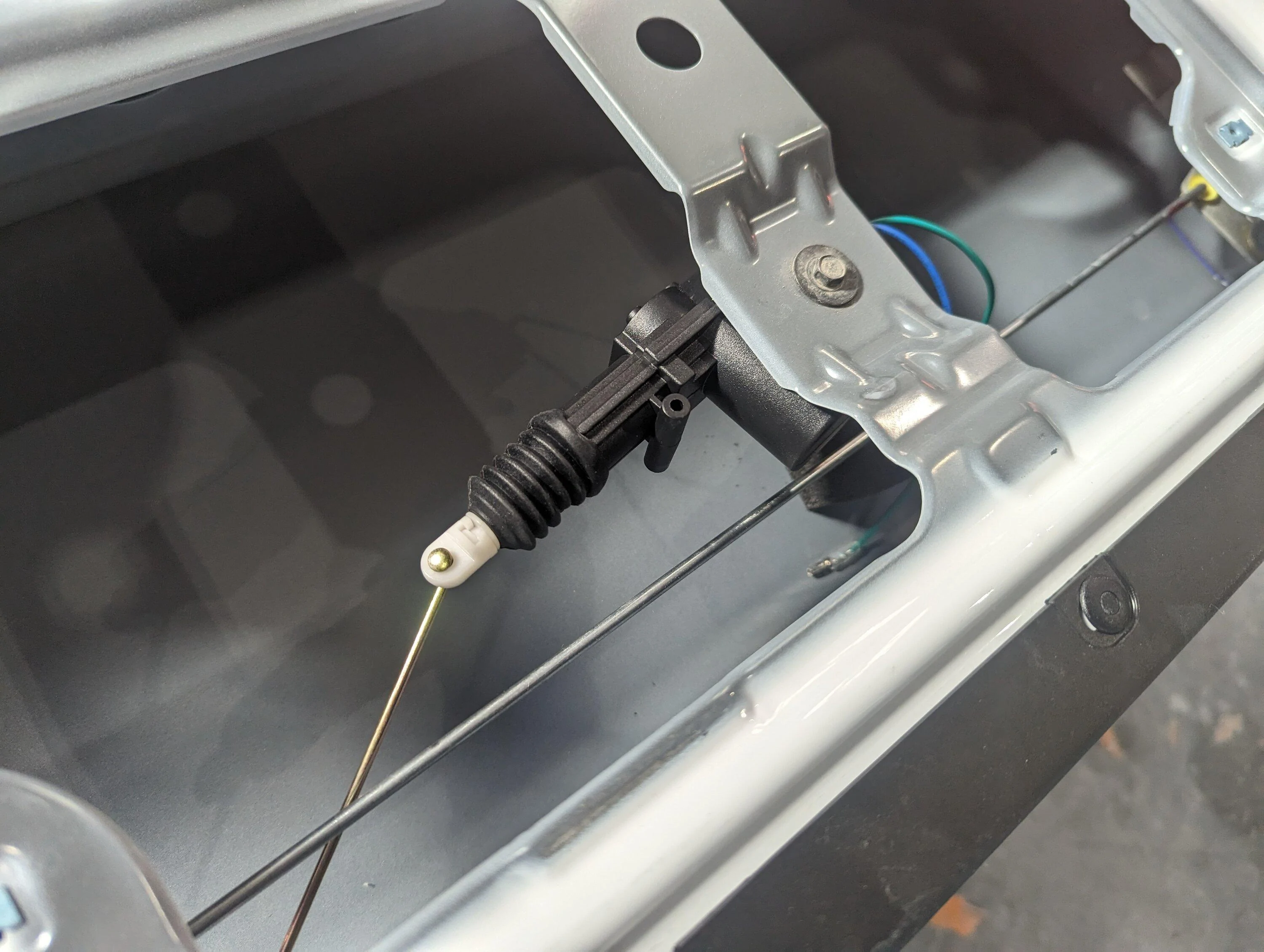 Ford Maverick Add tailgate lock to XL PXL_20230602_154853579