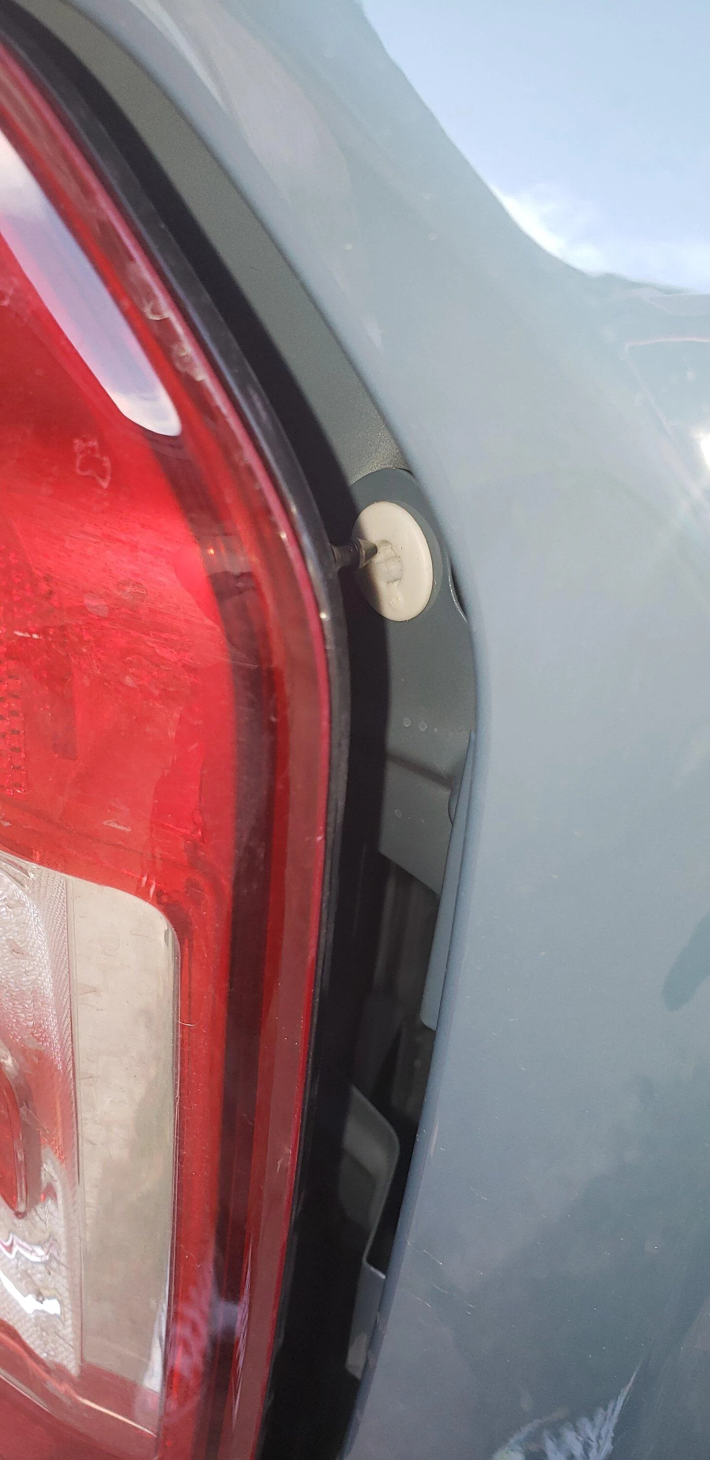 Ford Maverick Loose tail light 20230728_180552