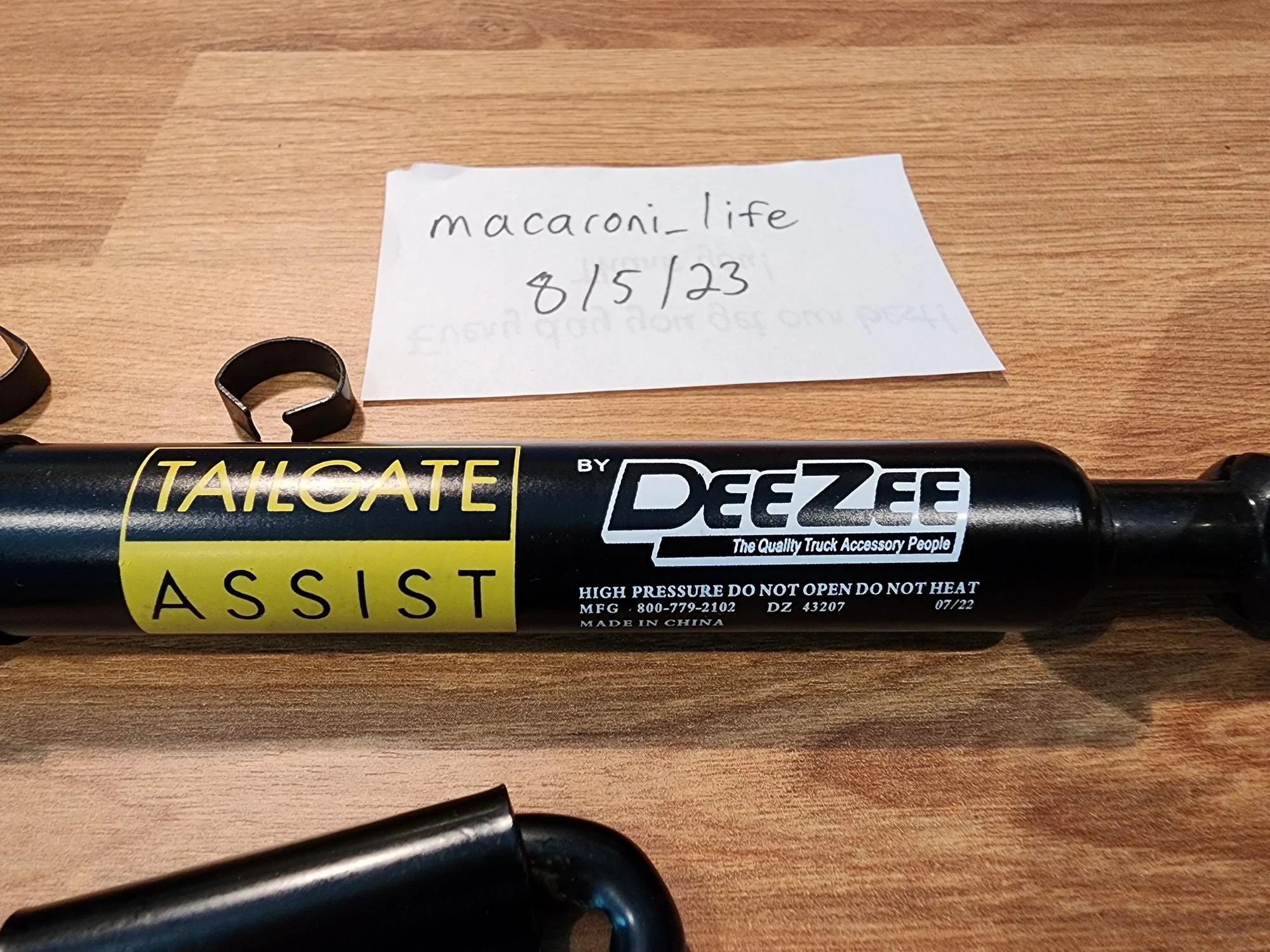 Ford Maverick DeeZee Tailgate Assist (DZ43207) and V-ring tie downs 2023-08-05 10.52.26