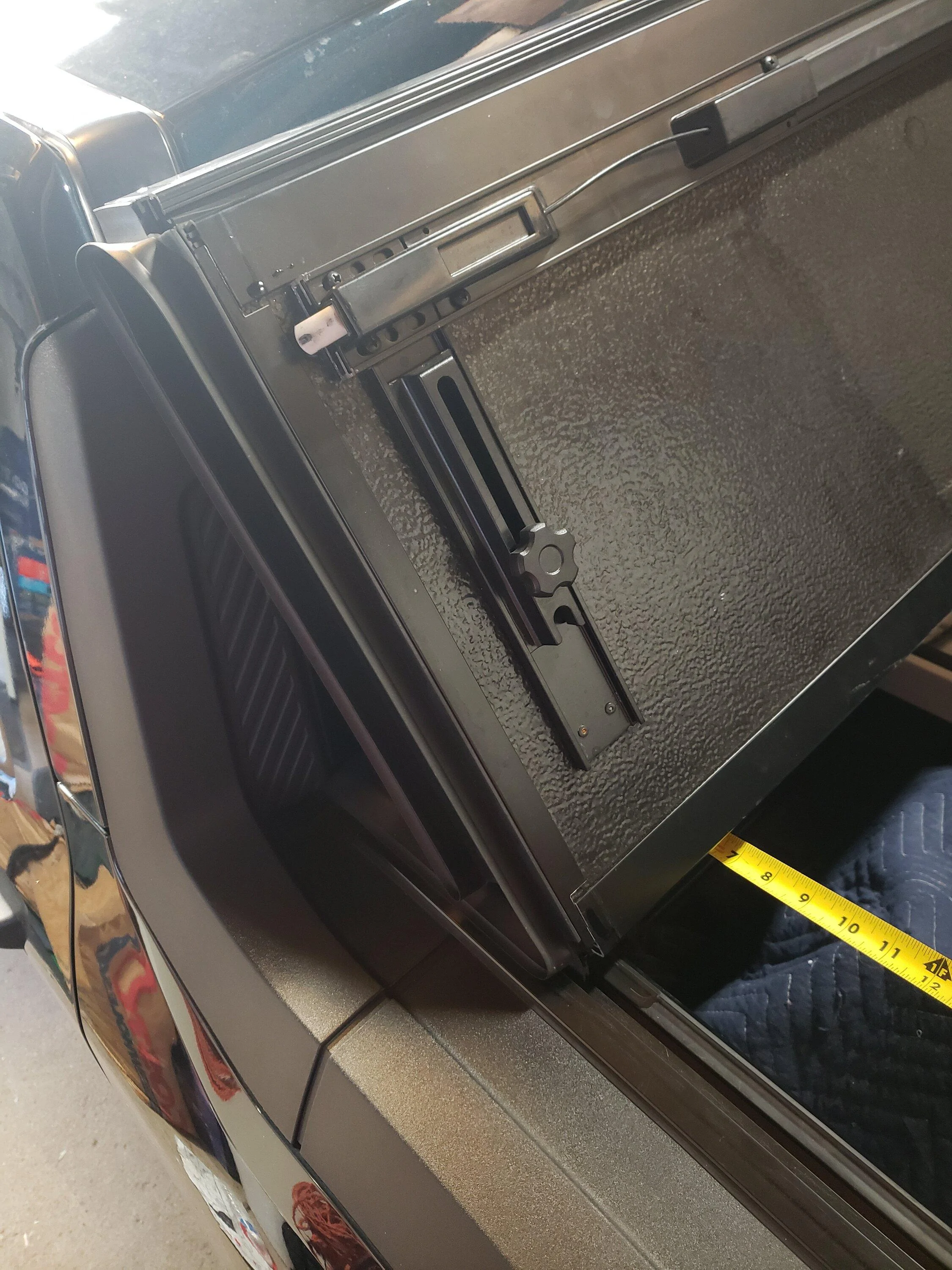 Ford Maverick Is there a hard cover tonnaeu that folds up without stealing room from the bed? 16920625002711090502540906205340