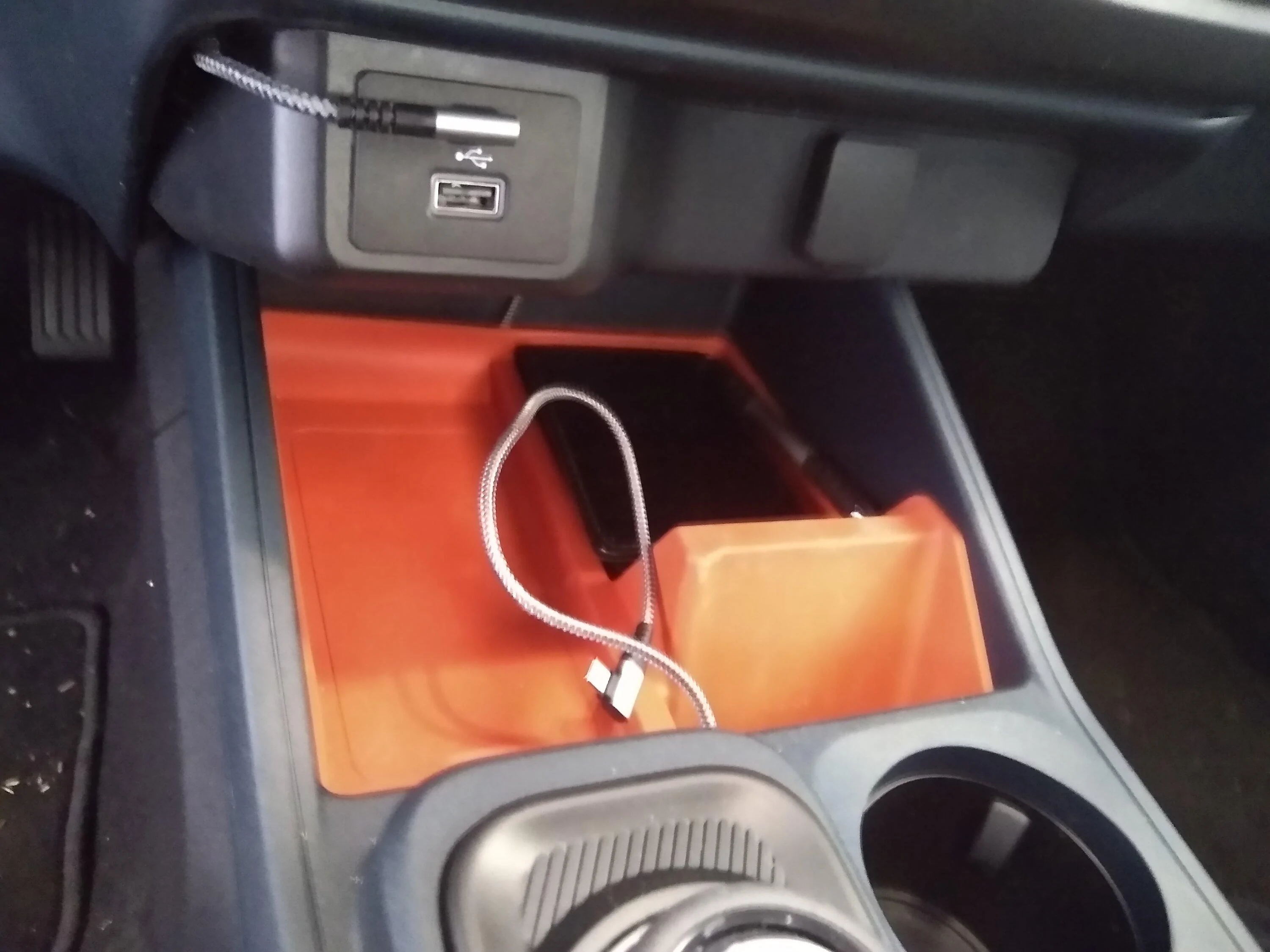 Ford Maverick One handed, decluttered Apple CarPlay/Android Auto USB cable routing