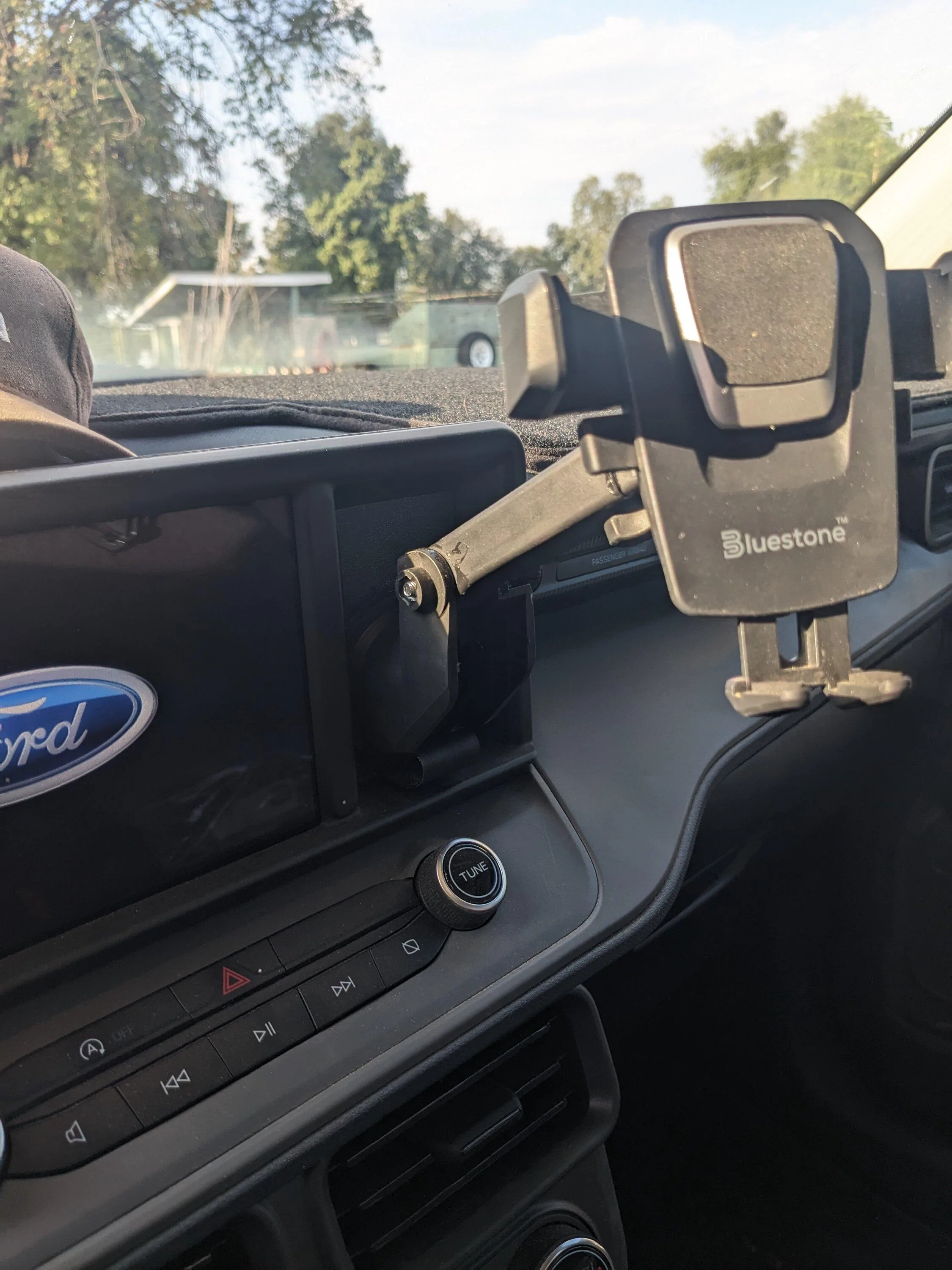 Ford Maverick Small storage space next to screen PXL_20230918_154101361.MP