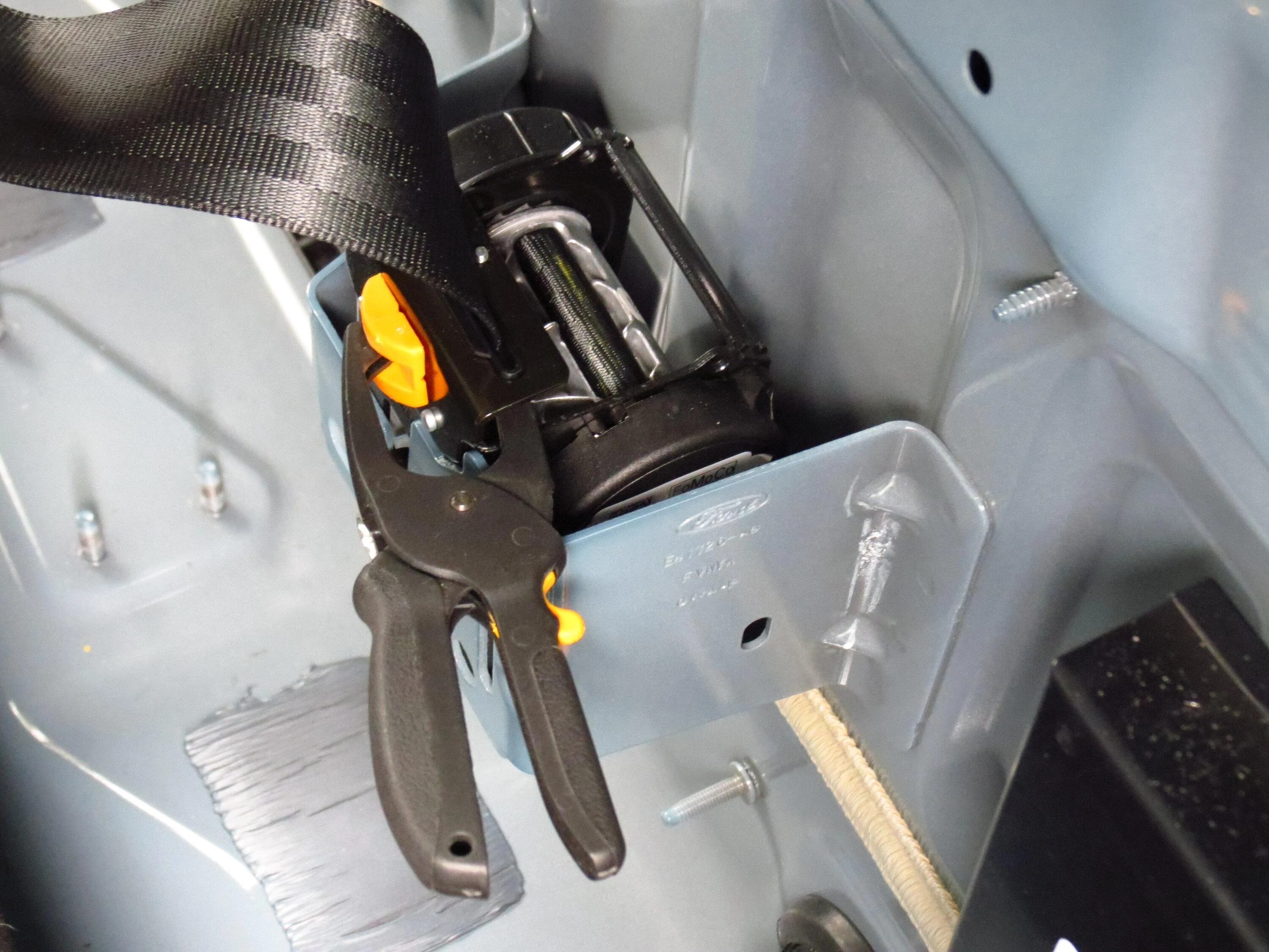 Ford Maverick Rear Center Seat Belt Removal HOW-TO (non-destructive method) IMG_0787
