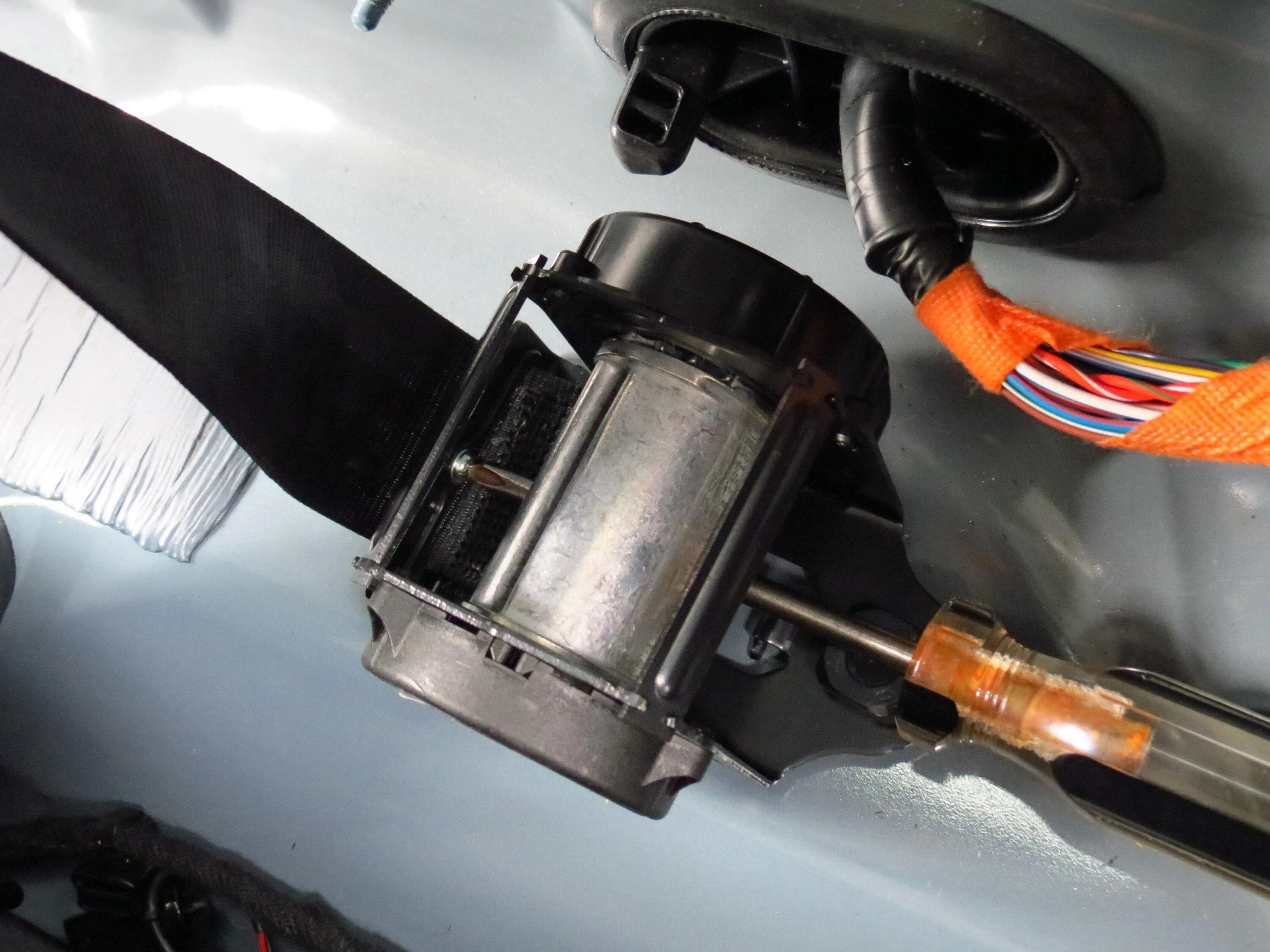 Ford Maverick Rear Center Seat Belt Removal HOW-TO (non-destructive method) IMG_0799