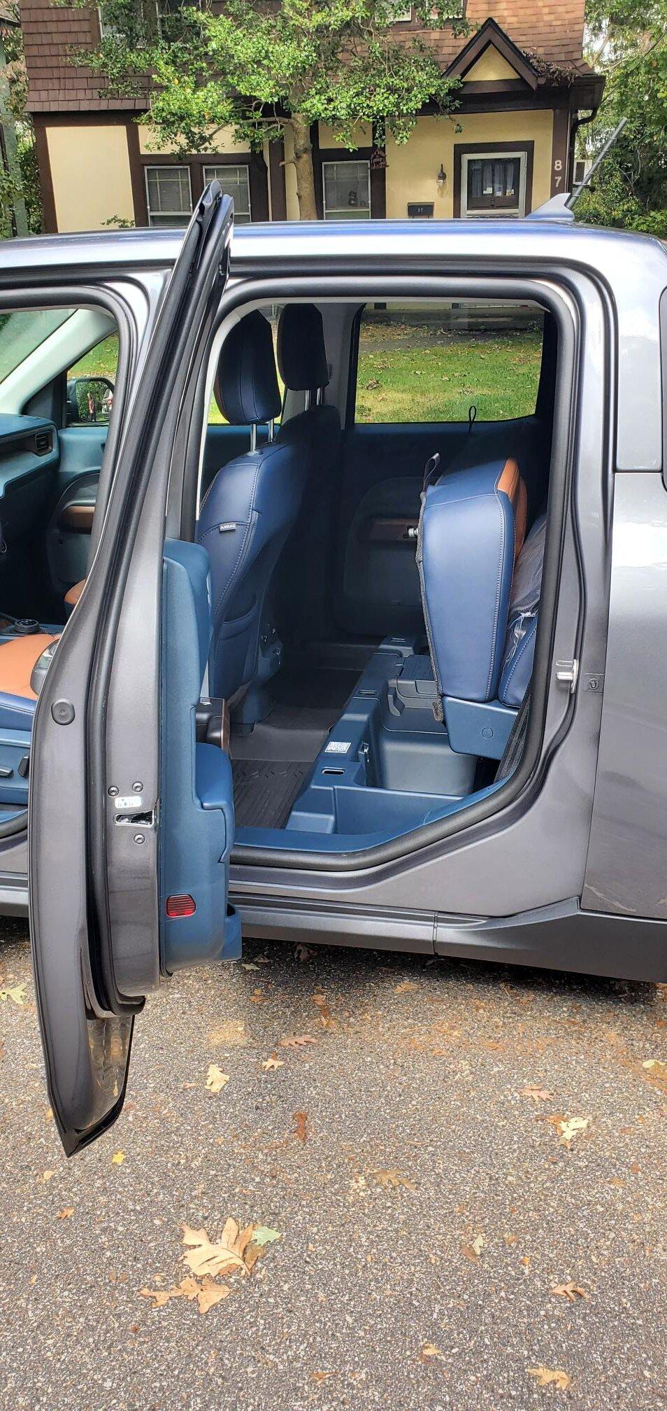 Ford Maverick 2023 Maverick Lariat Hybrid with Luxury Package back seat u