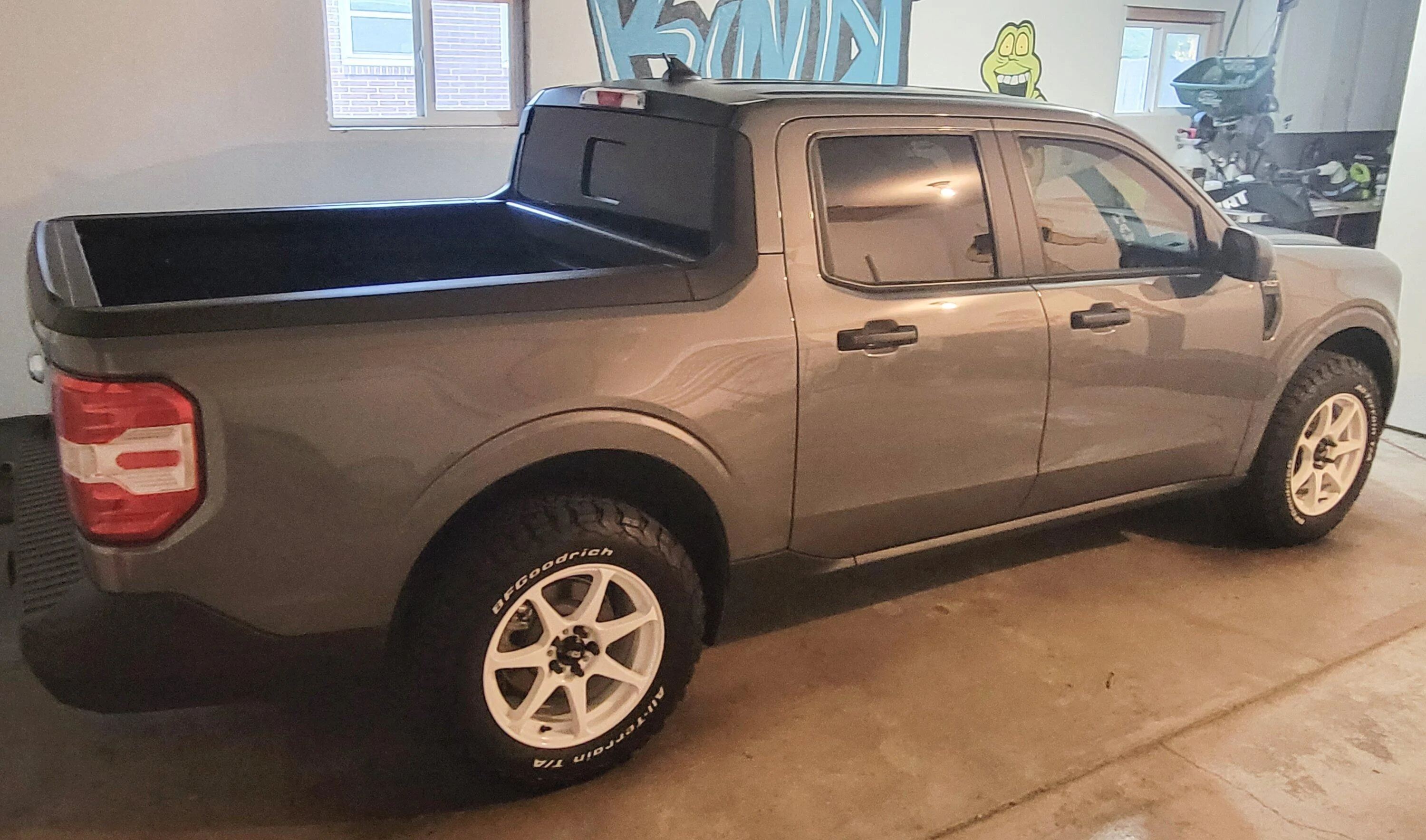 Ford Maverick Carbonized Gray Maverick XLT w/ matte black hood wrap + white wheels 20231009_184038