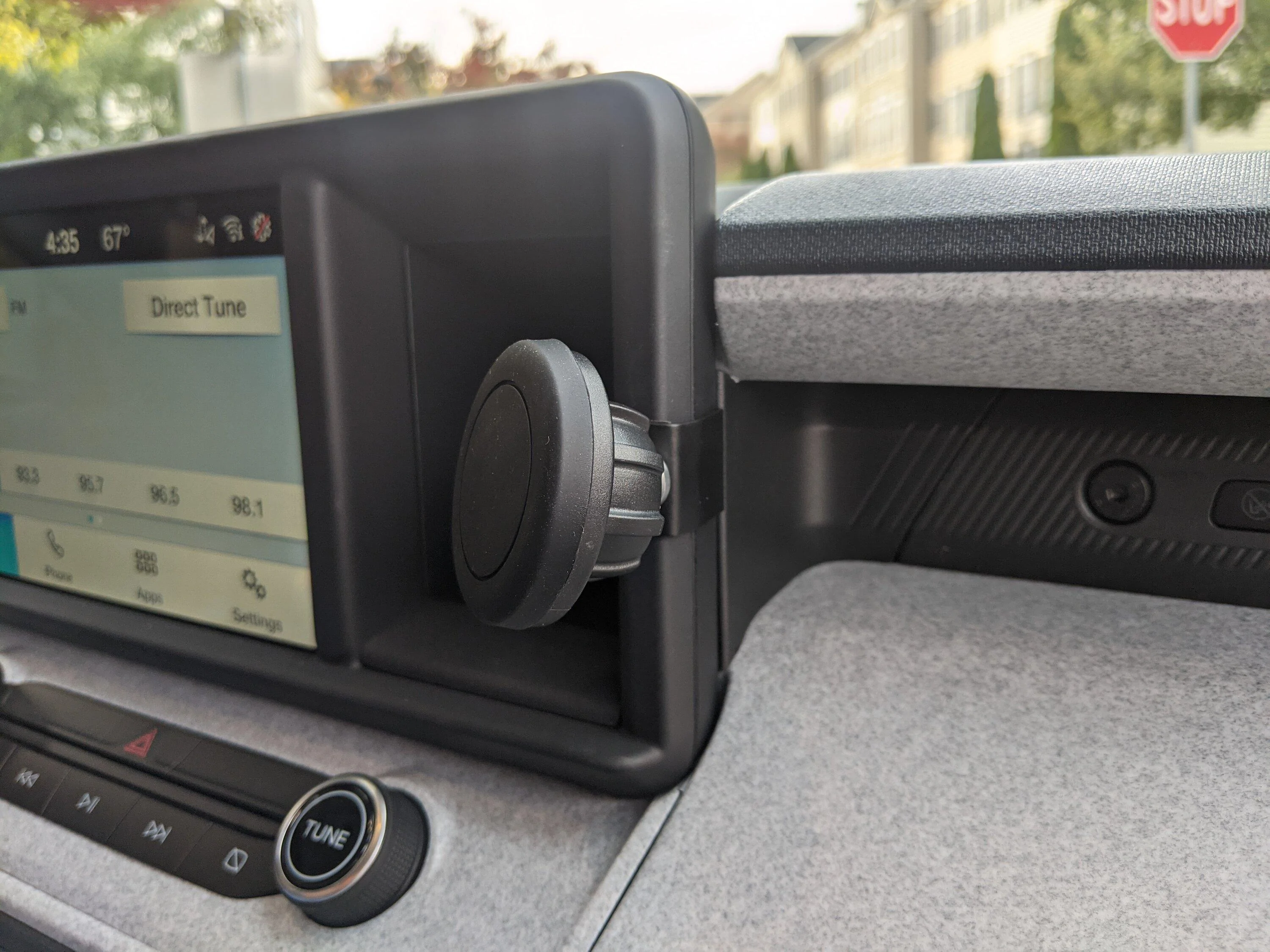 Ford Maverick Cant find good place for cell phone magnetic holder PXL_20231019_202401281