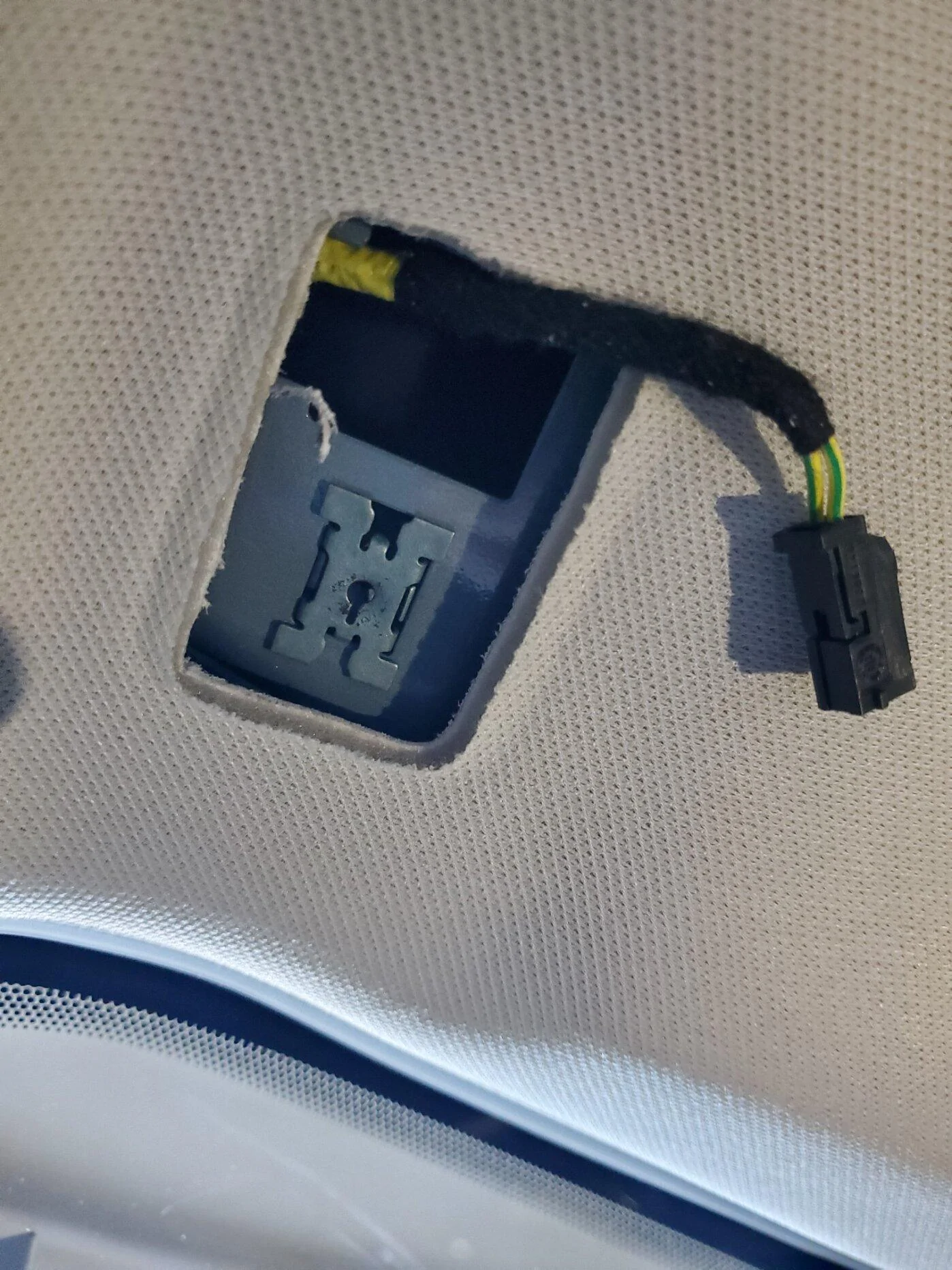 Ford Maverick Headliner, antenna, dome light removal 20231025_141039