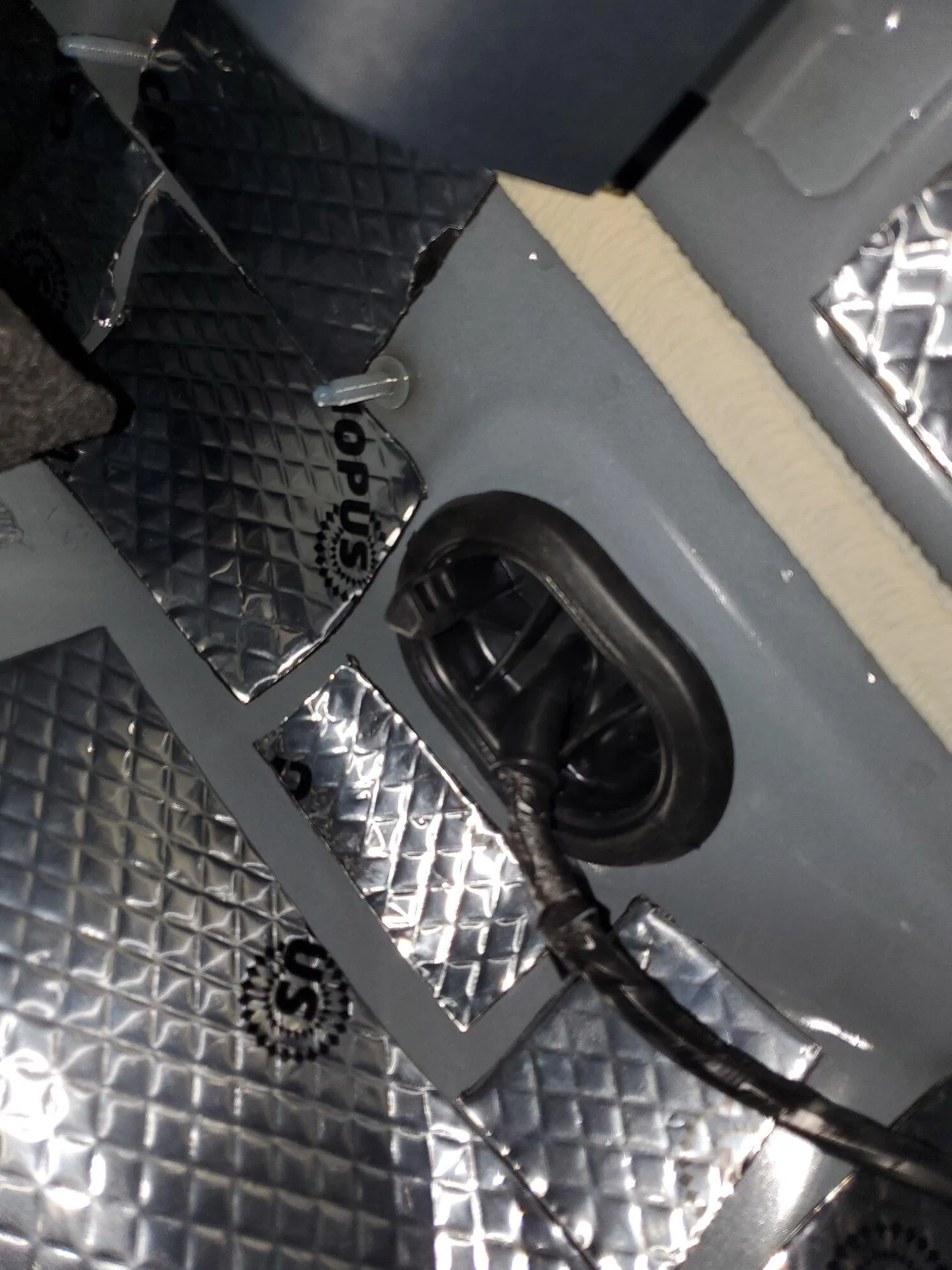 Ford Maverick Headliner, antenna, dome light removal 20231025_145354