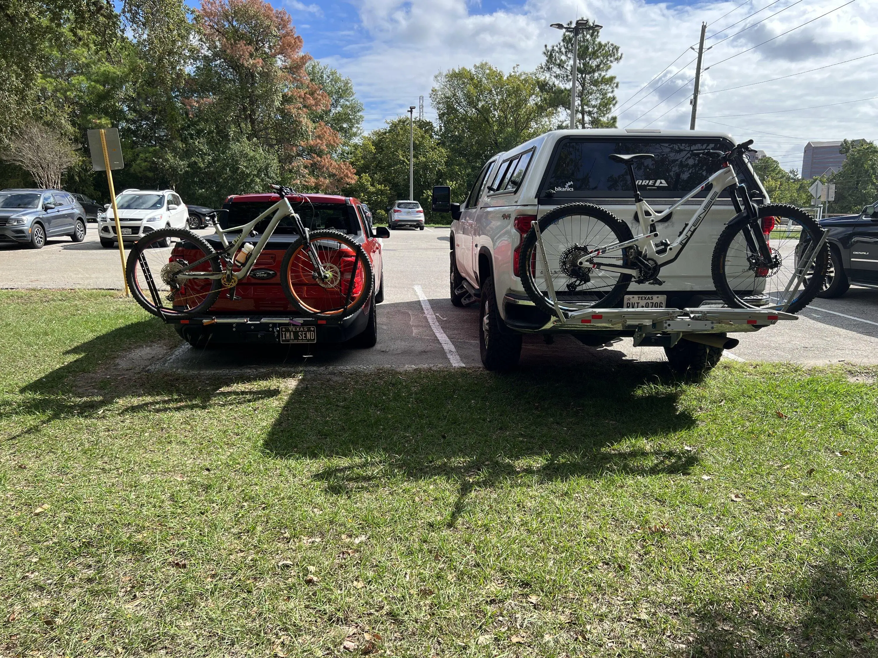 Ford Maverick Post your Maverick next to ridiculously large trucks - photos thread IMG_2964