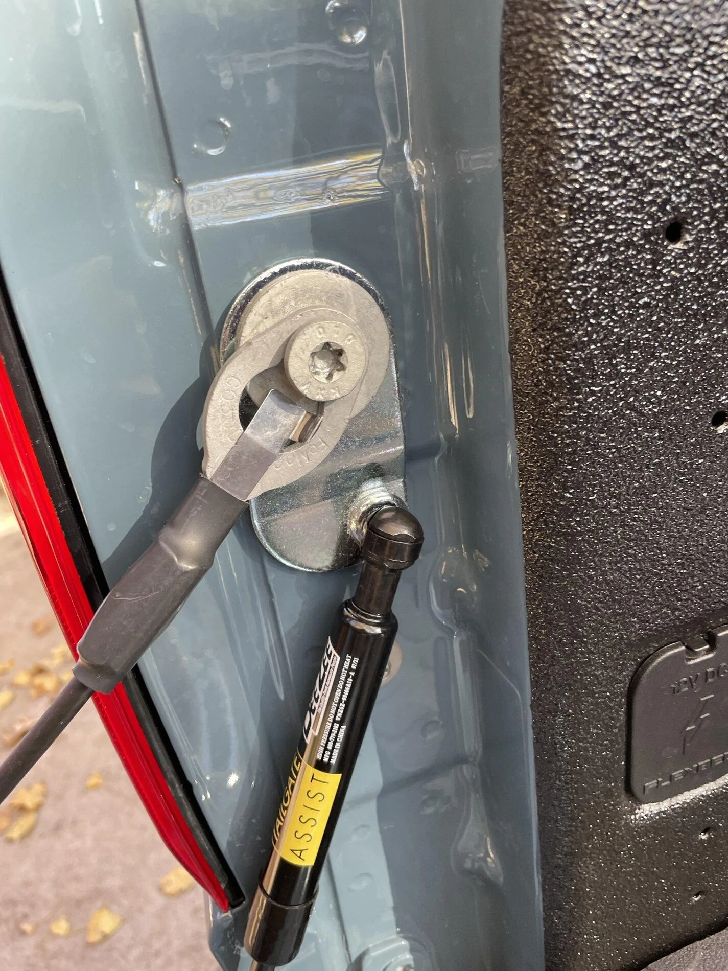 Ford Maverick Tailgate Assist hydraulic struts & custom bed mat on 2022 Maverick [video] ford maverick tailgate assist hydraulic struts 3