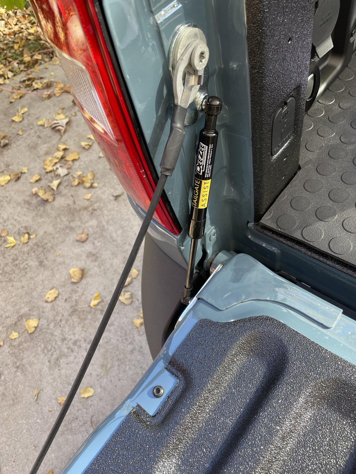 Ford Maverick Tailgate Assist hydraulic struts & custom bed mat on 2022 Maverick [video] ford maverick tailgate assist hydraulic struts 4