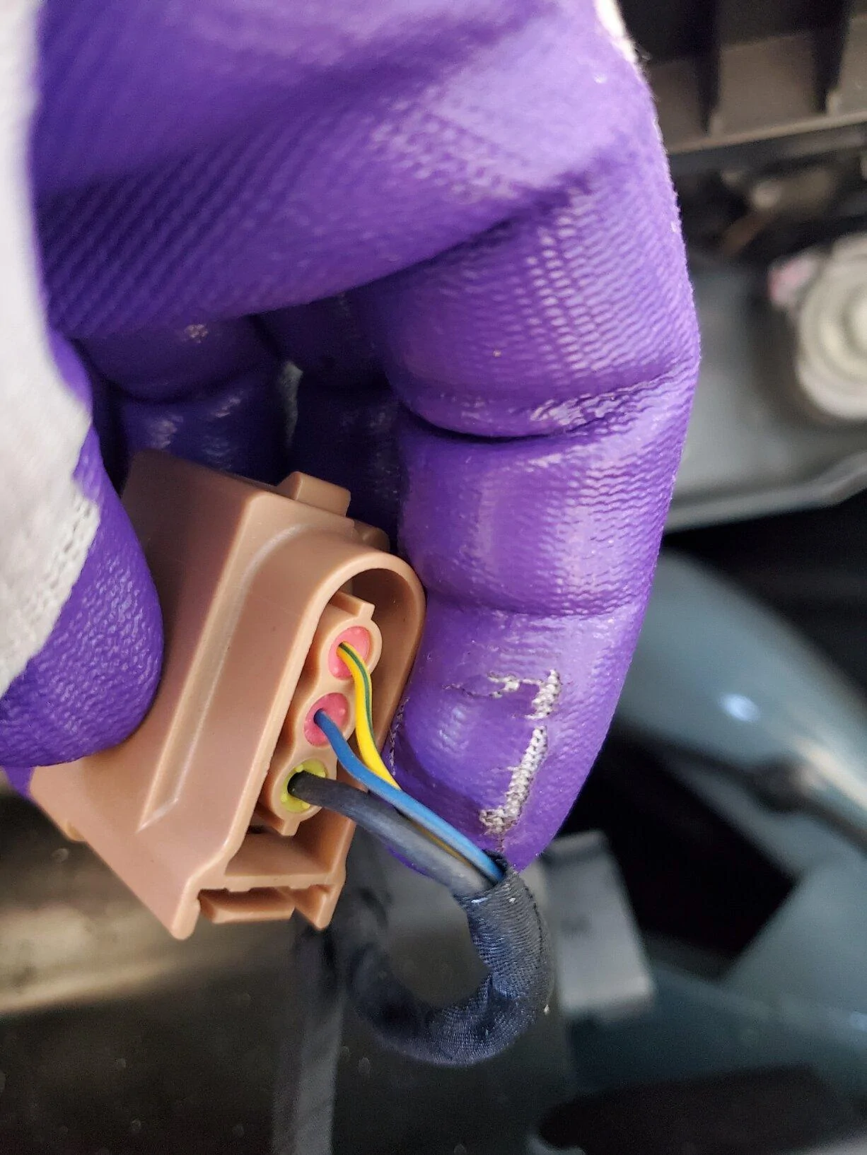 Ford Maverick 💡 Converting the Maverick side badge to a signal lamp light -- DIY how-to and result video [night video added] 1 - Drivers plug