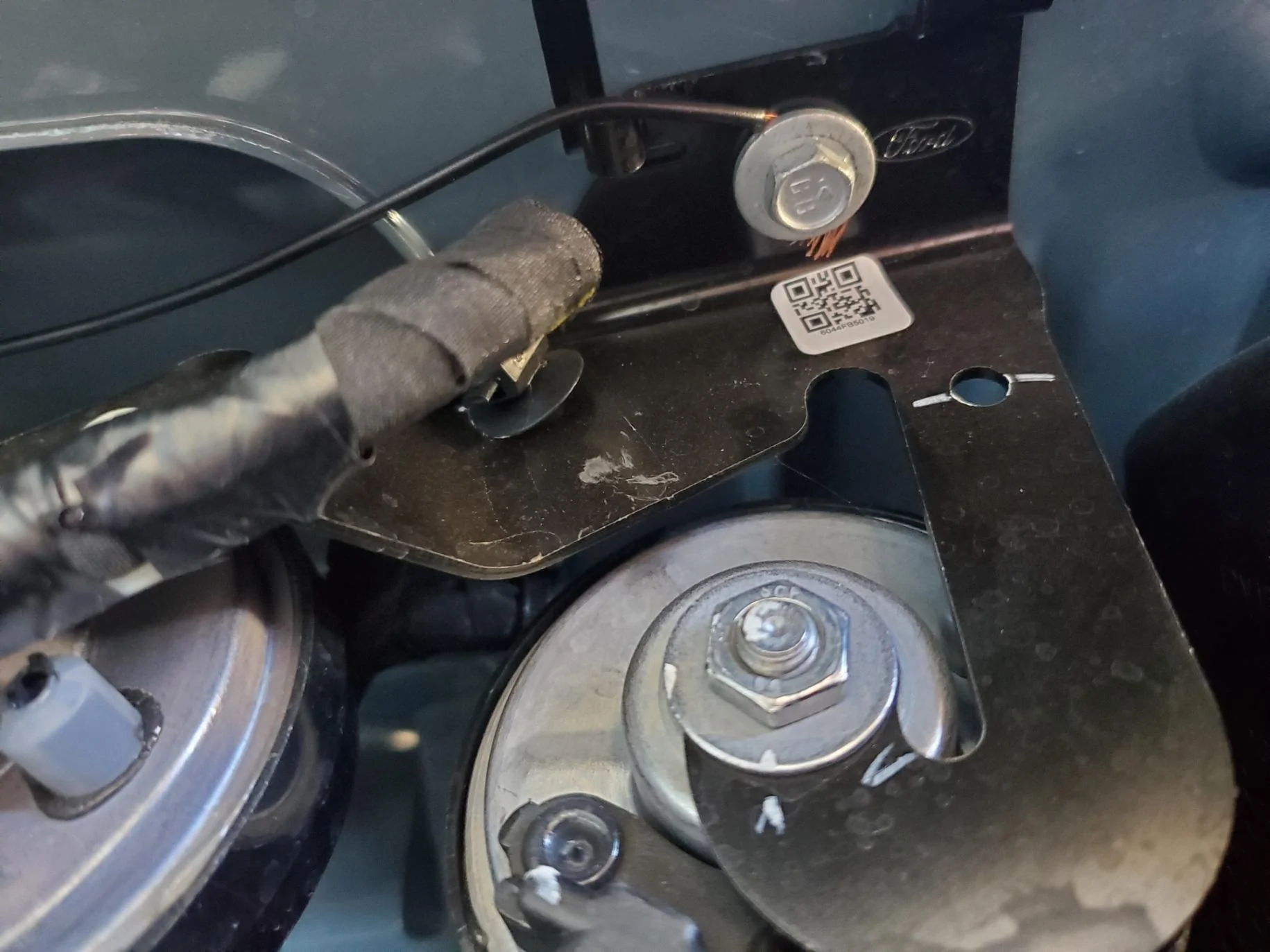 Ford Maverick 💡 Converting the Maverick side badge to a signal lamp light -- DIY how-to and result video [night video added] 3 - Drivers ground