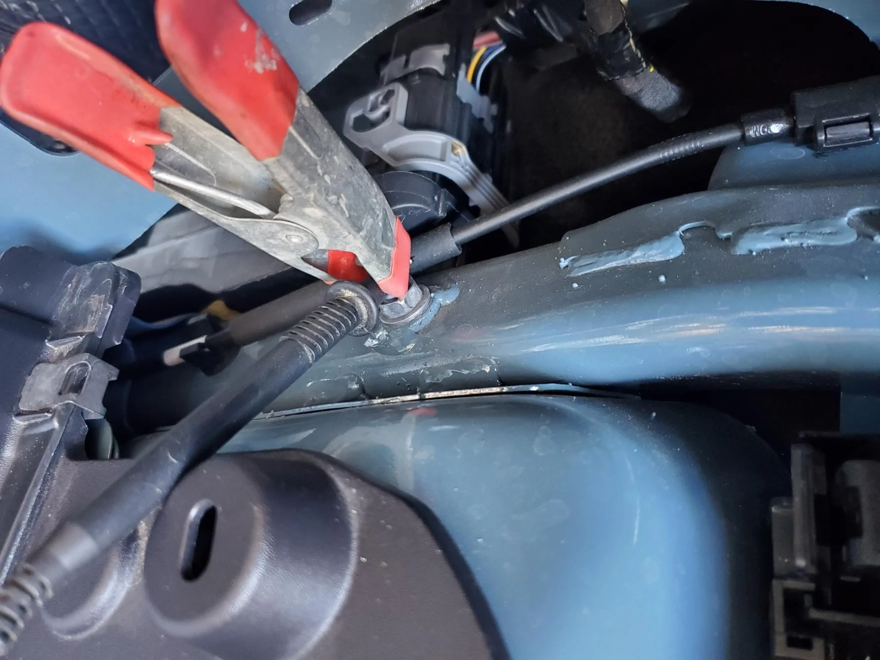 Ford Maverick 💡 Converting the Maverick side badge to a signal lamp light -- DIY how-to and result video [night video added] 5 - ground