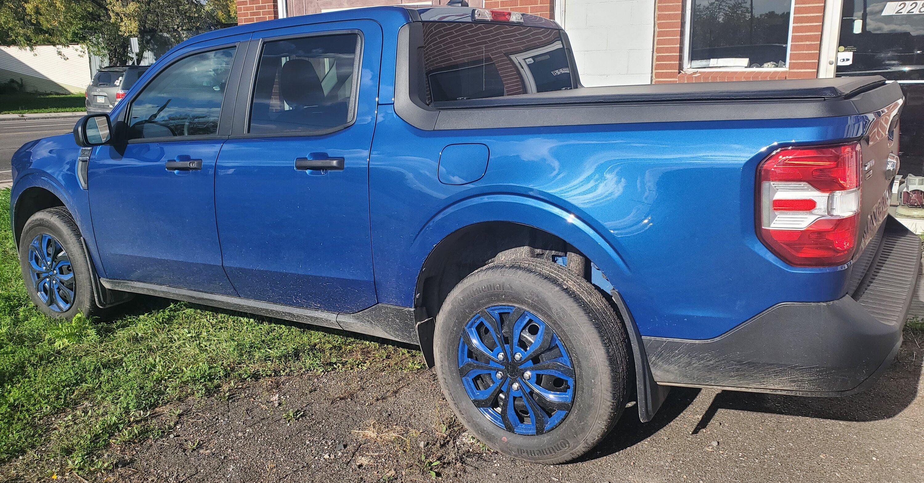 Ford Maverick Anyone paint steelies BLACK and install hubcaps??? mav_2