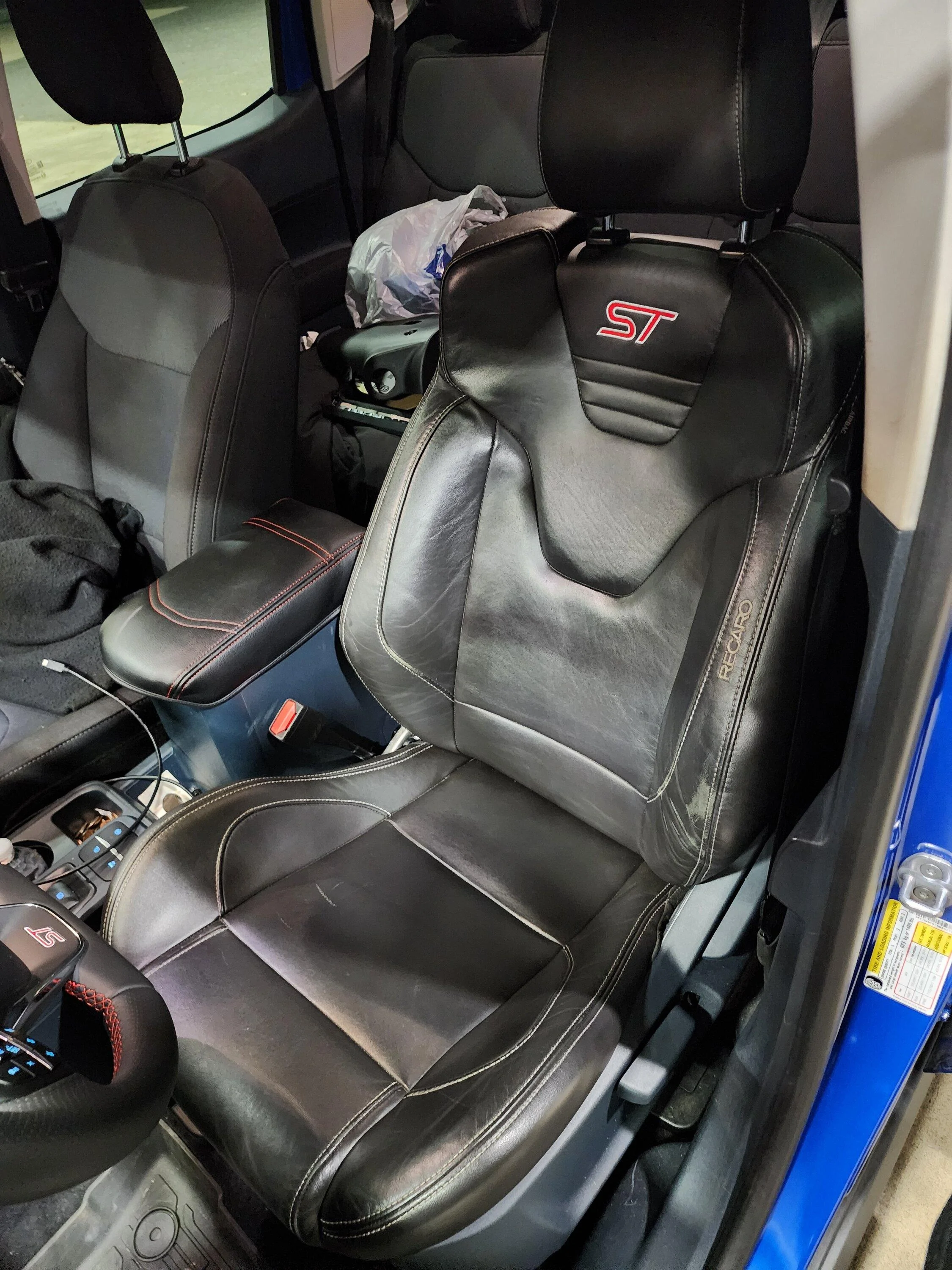 Ford Maverick 22 XL Lobo St Paddle shifters ,f150 Fog light Switch and Fog lights, Rotiforms Wheels Scale Suspension lowered and much more Oem Ford Accesories. 20231208_194905