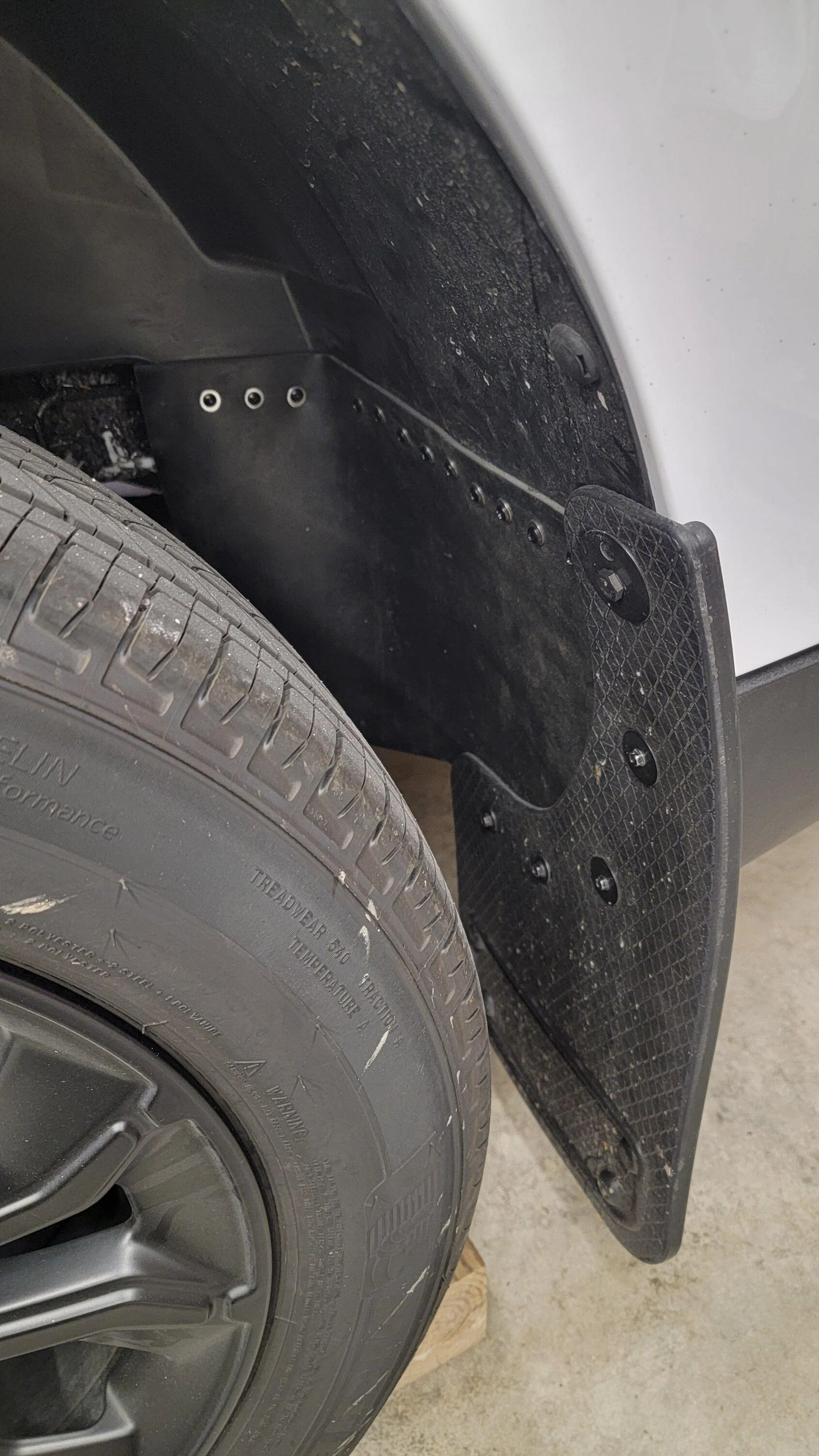 Ford Maverick Left rear cavern fixes 1000014095