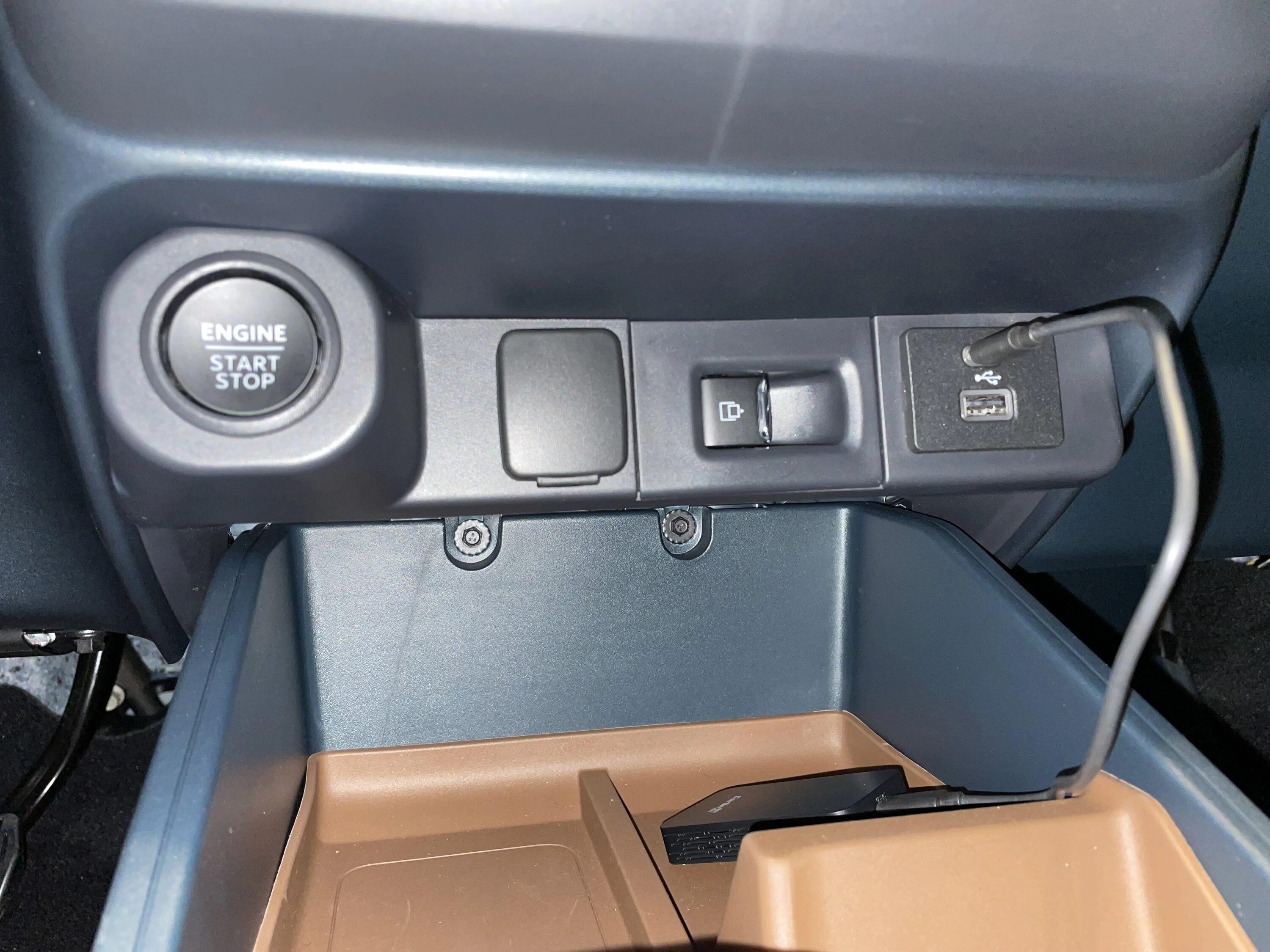 Ford Maverick Removal of trim around push button start/12V/USB? IMG_5921