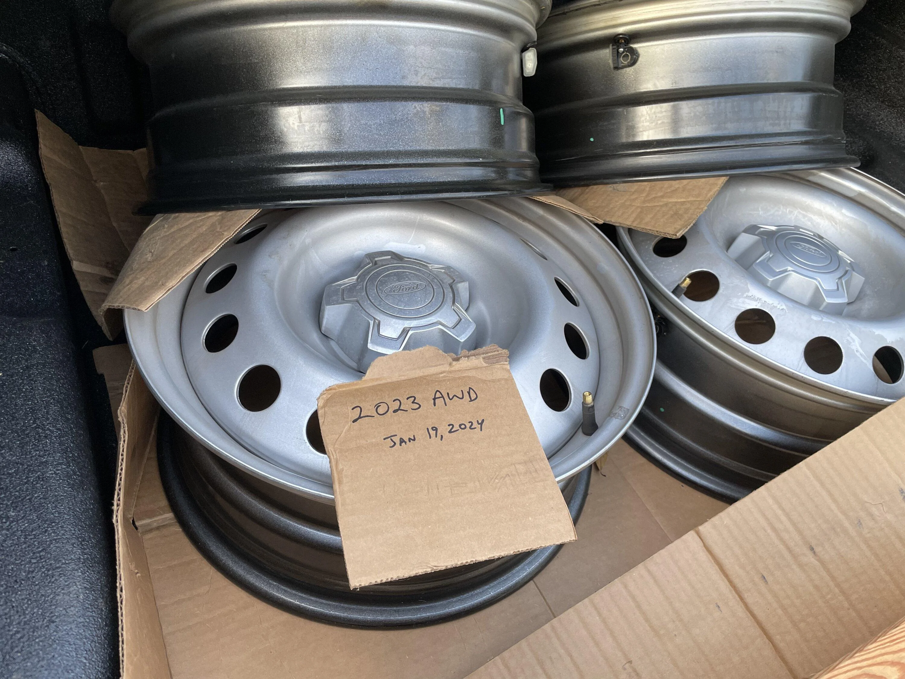 Ford Maverick 2023 steel wheels, center caps, tpms 146E1F43-FD86-4312-942A-D8576B7DF25C