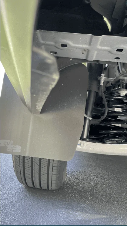 Ford Maverick Why is the left rear mud flap open like this? 1707485423932