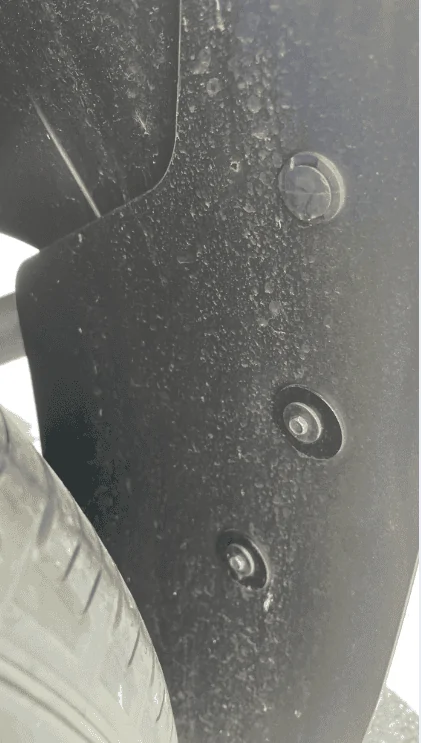 Ford Maverick Why is the left rear mud flap open like this? 1707485616601