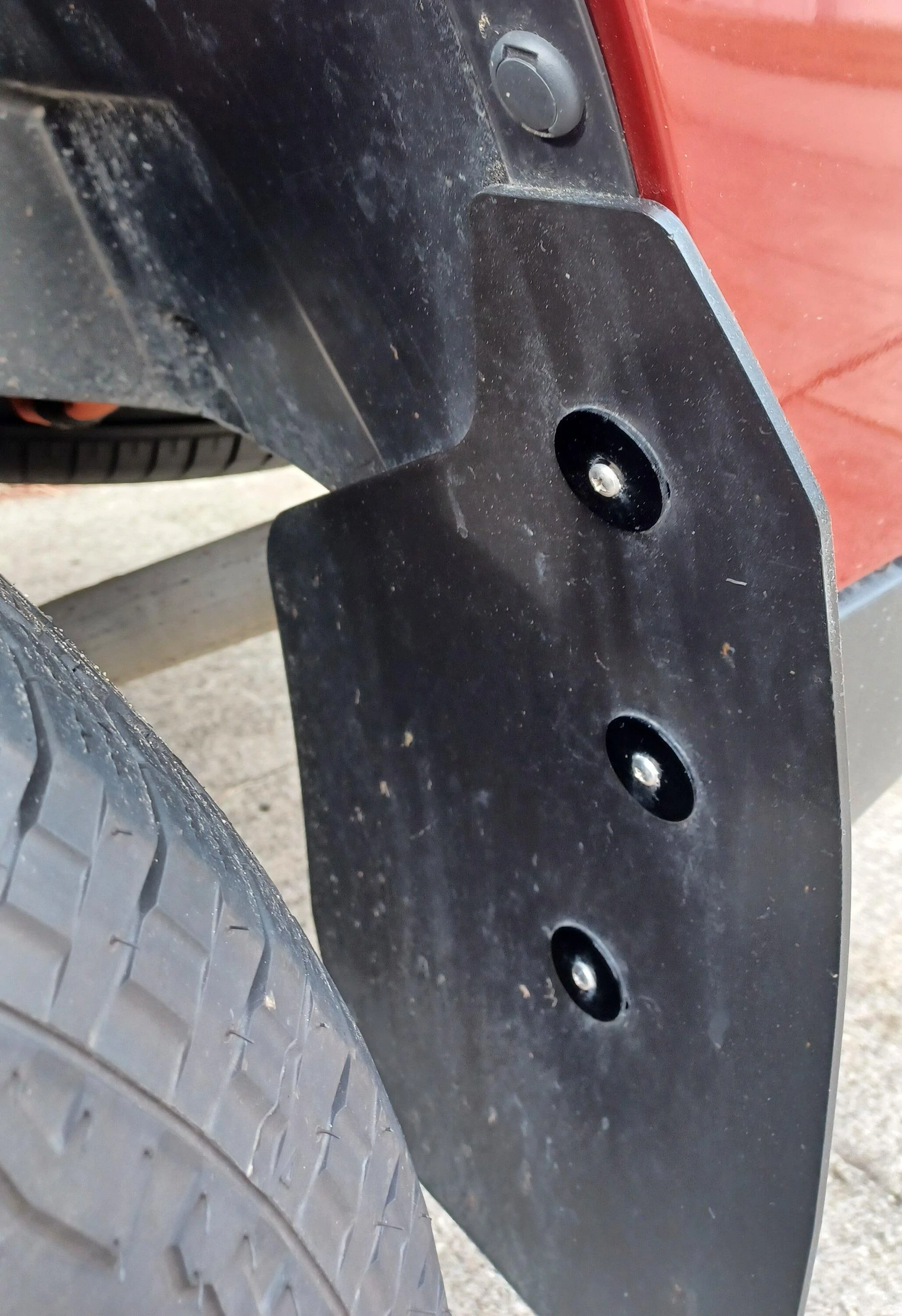 Ford Maverick Why is the left rear mud flap open like this? 20240108_120802