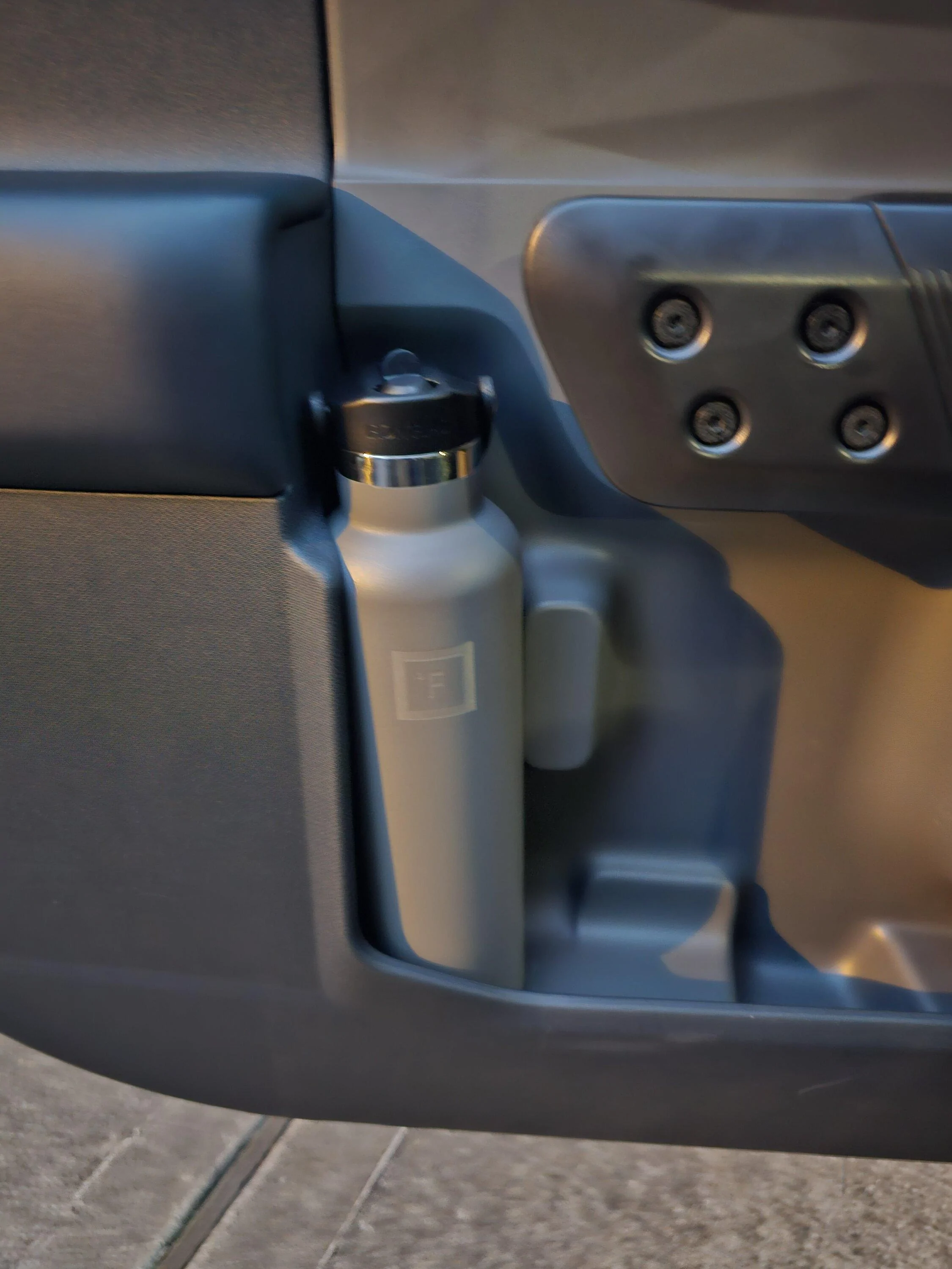 Ford Maverick OK, does anyone know what water bottle ACTUALLY FIT in the front doors? 20240208_182629