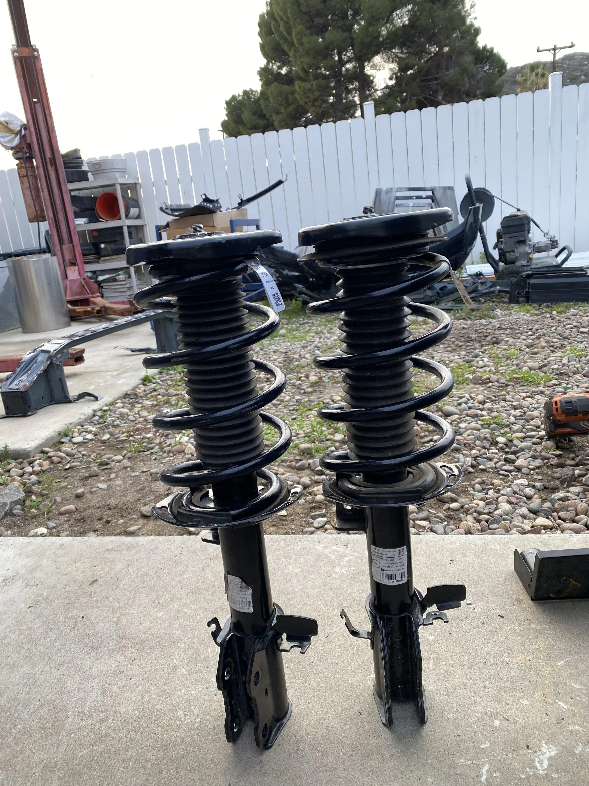 Ford Maverick Diference on hybrid vs tremor struts FYI IMG_2950