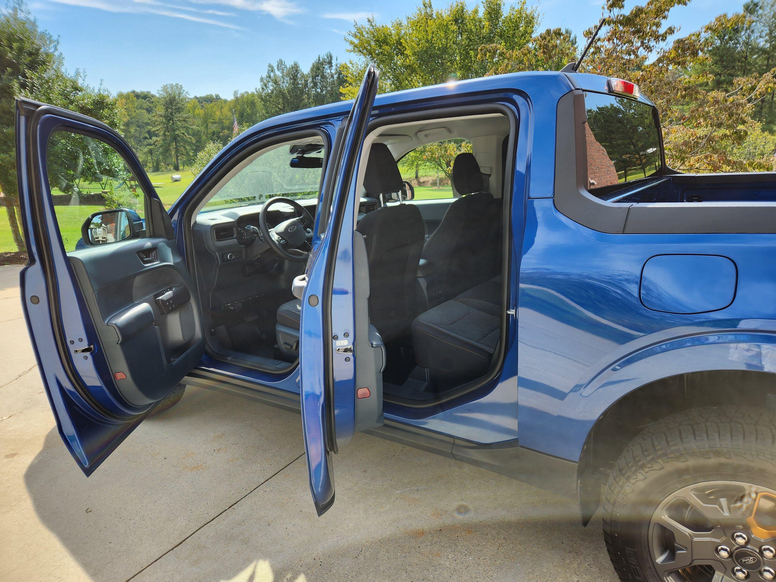 Ford Maverick Black Onyx interior has lots of blue??? 20230922_153716
