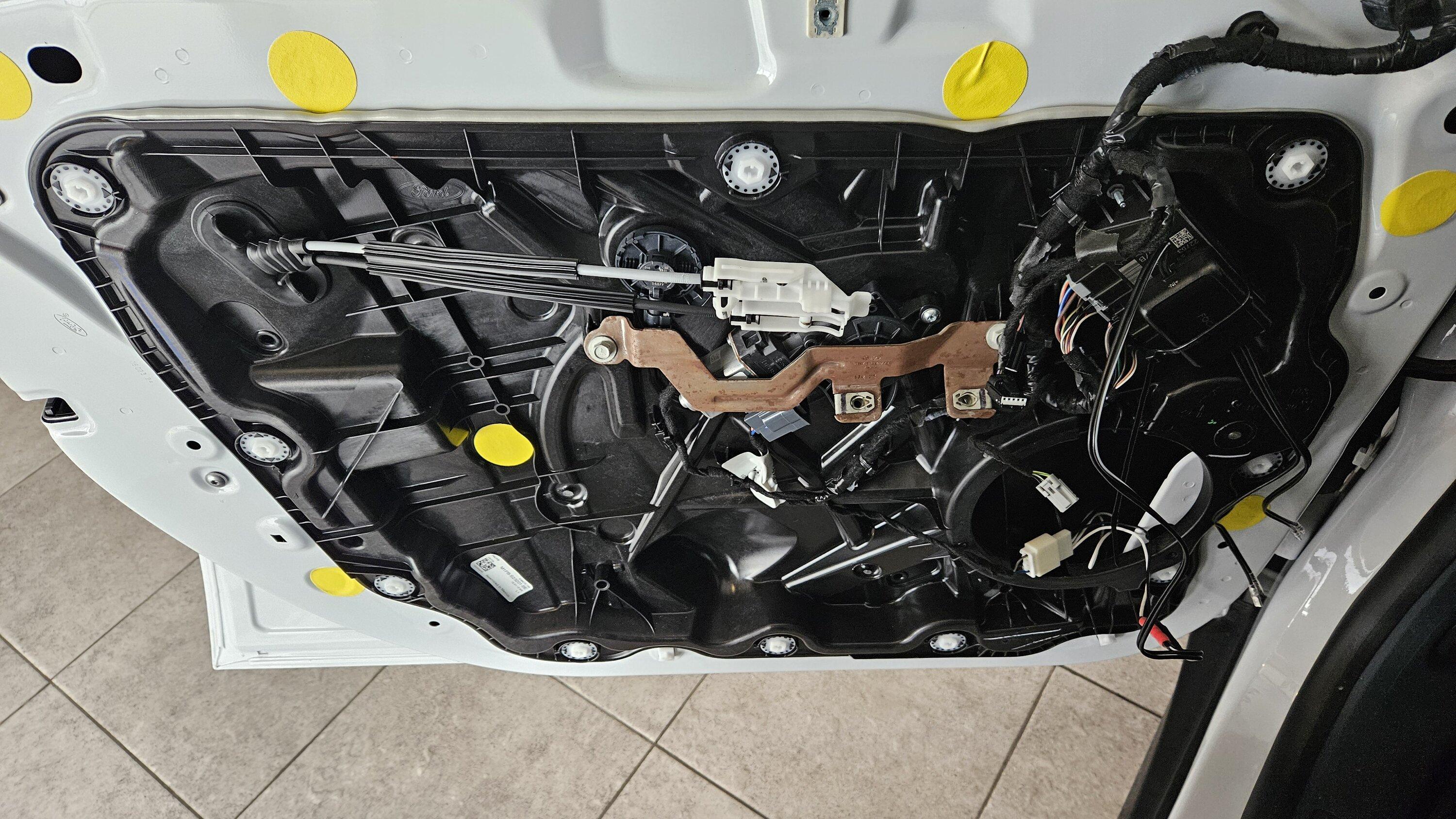 Ford Maverick Rust in door panel metal bracket 1000028940