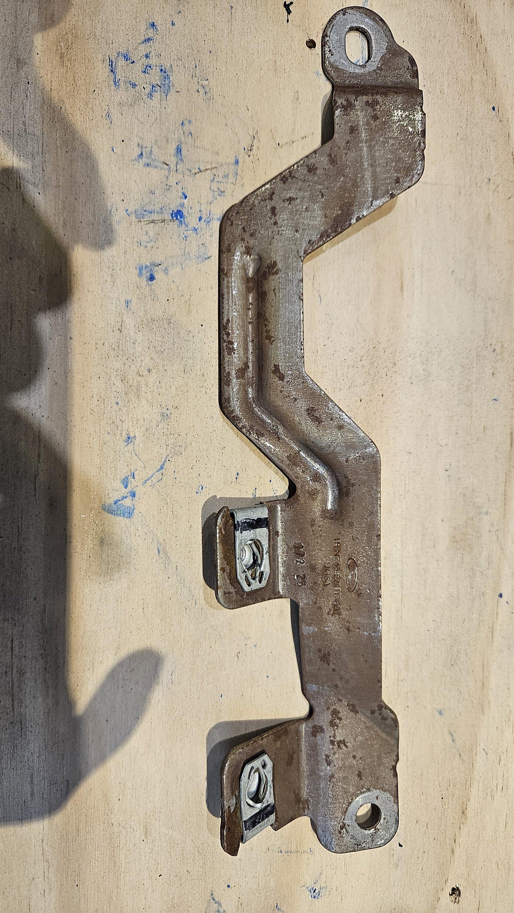 Ford Maverick Rust in door panel metal bracket 1000028942