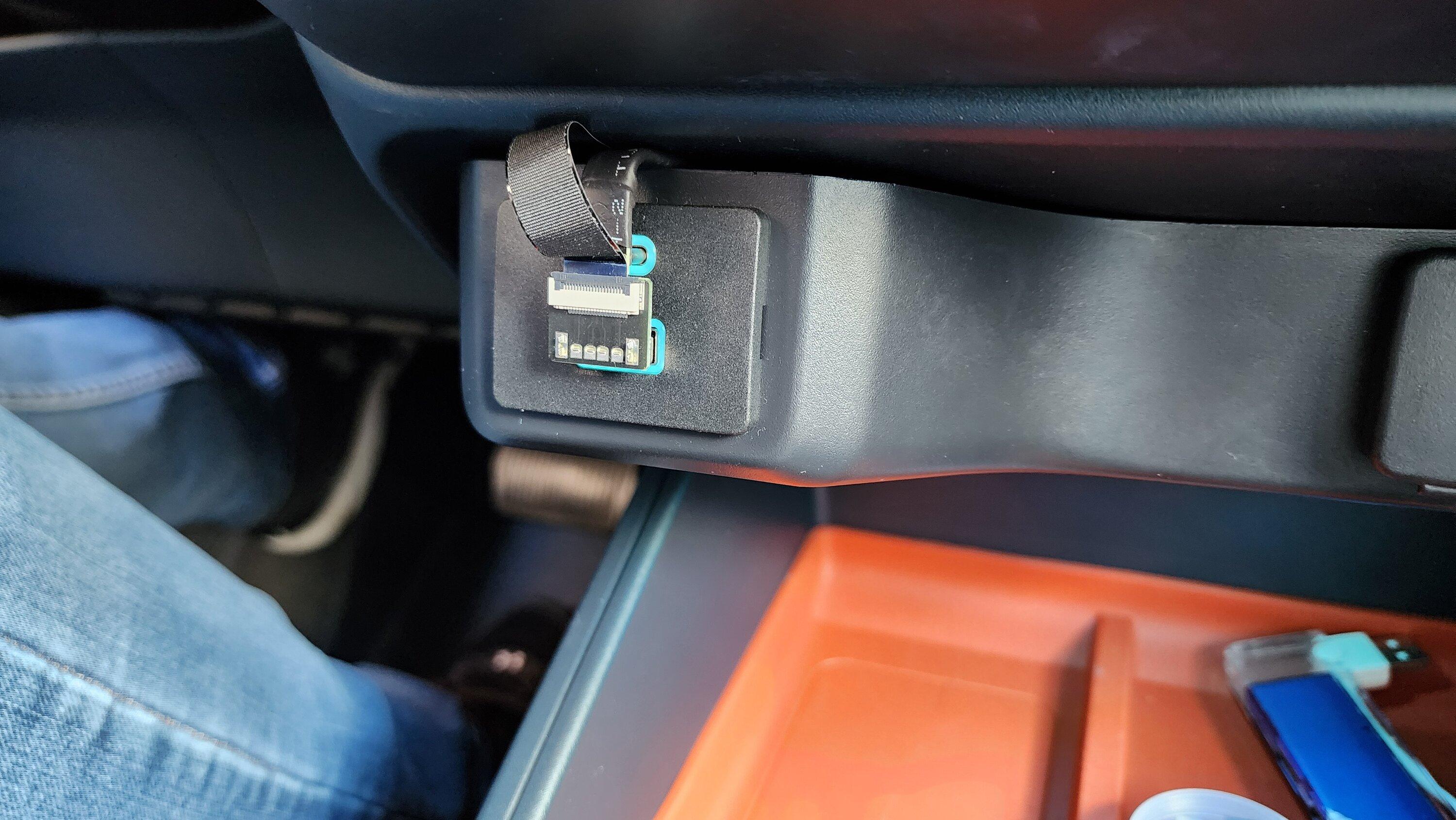 Ford Maverick Idea to clean up those messy USB cables.. flat lines! 20240323_183825