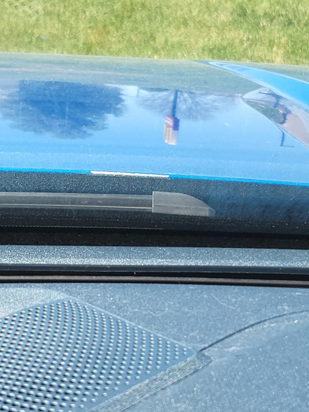 Ford Maverick Paint chipping on hood edge (facing windshield) 17131182716895975456242407845960