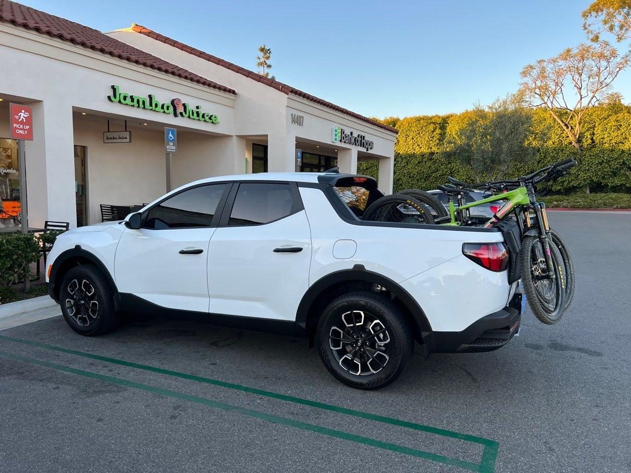 Ford Maverick Santa Cruz owner, looking over the fence hyundai santacruz bike tailgate pad with 4 bikes 4.JPG