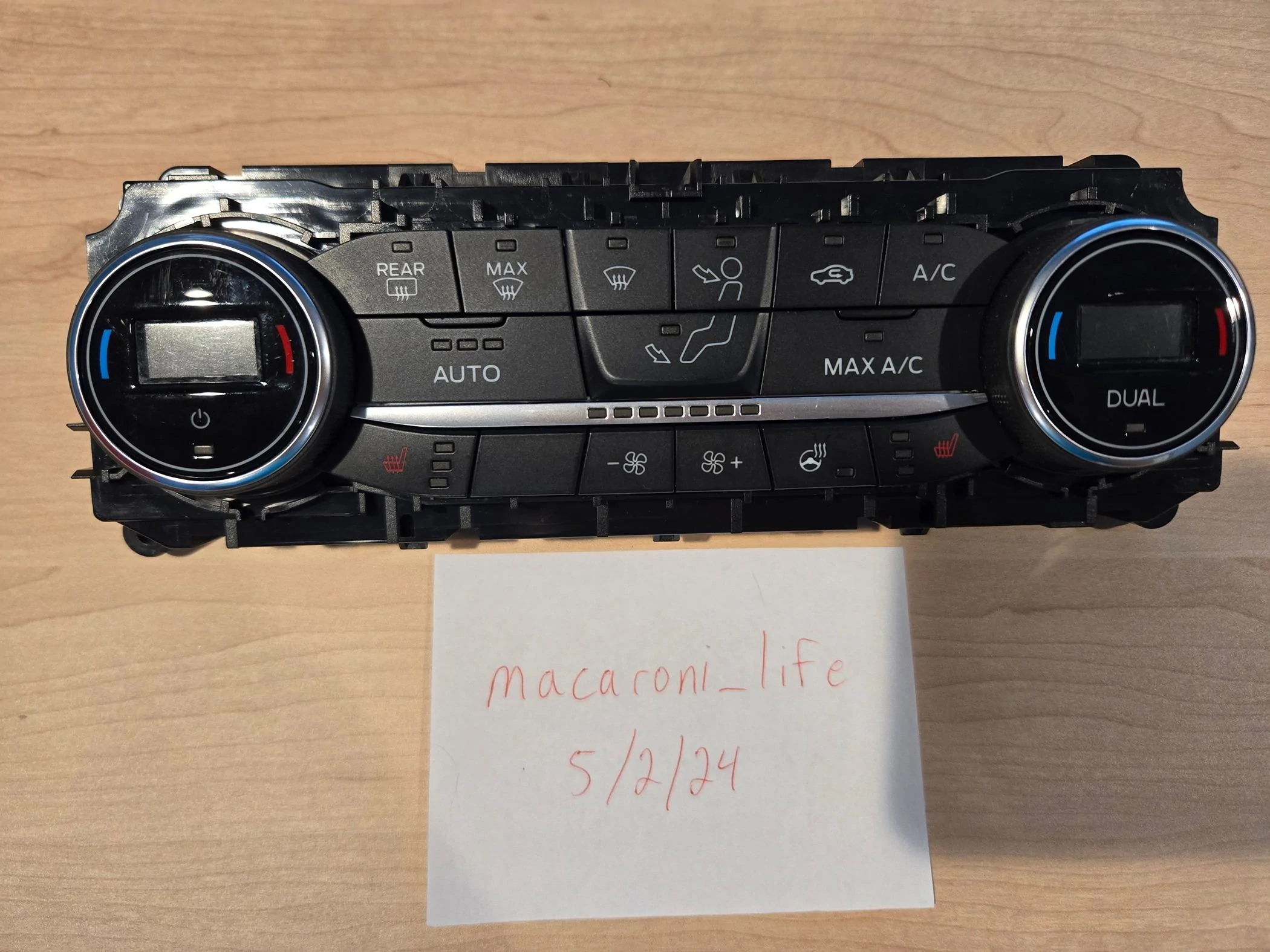 Ford Maverick FS: Temperature/HVAC controls with dual zone digital displays 20240502_185657