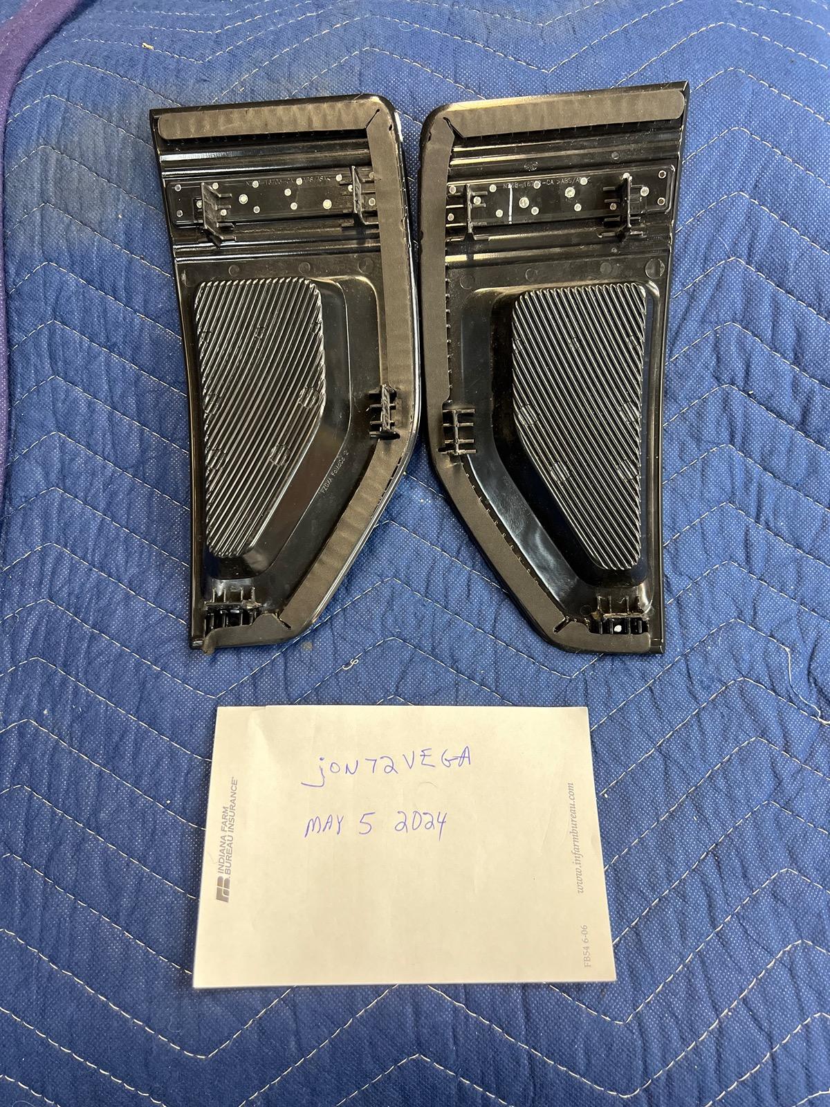 Ford Maverick Wanted - Side XLT Badges IMG_8618